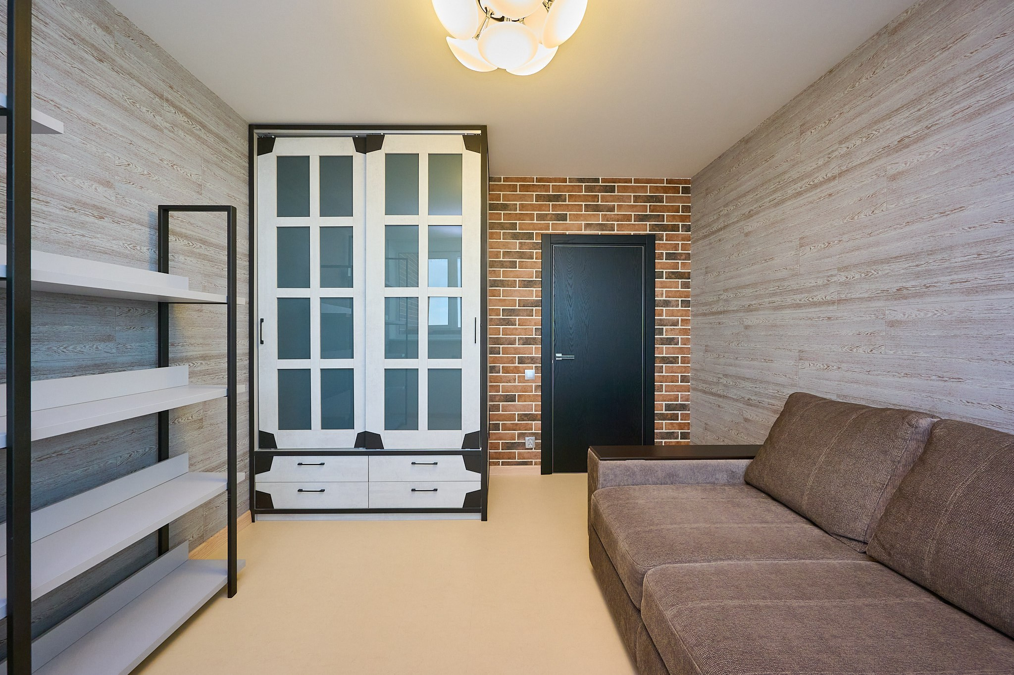 гостиная комната коричневый диван 