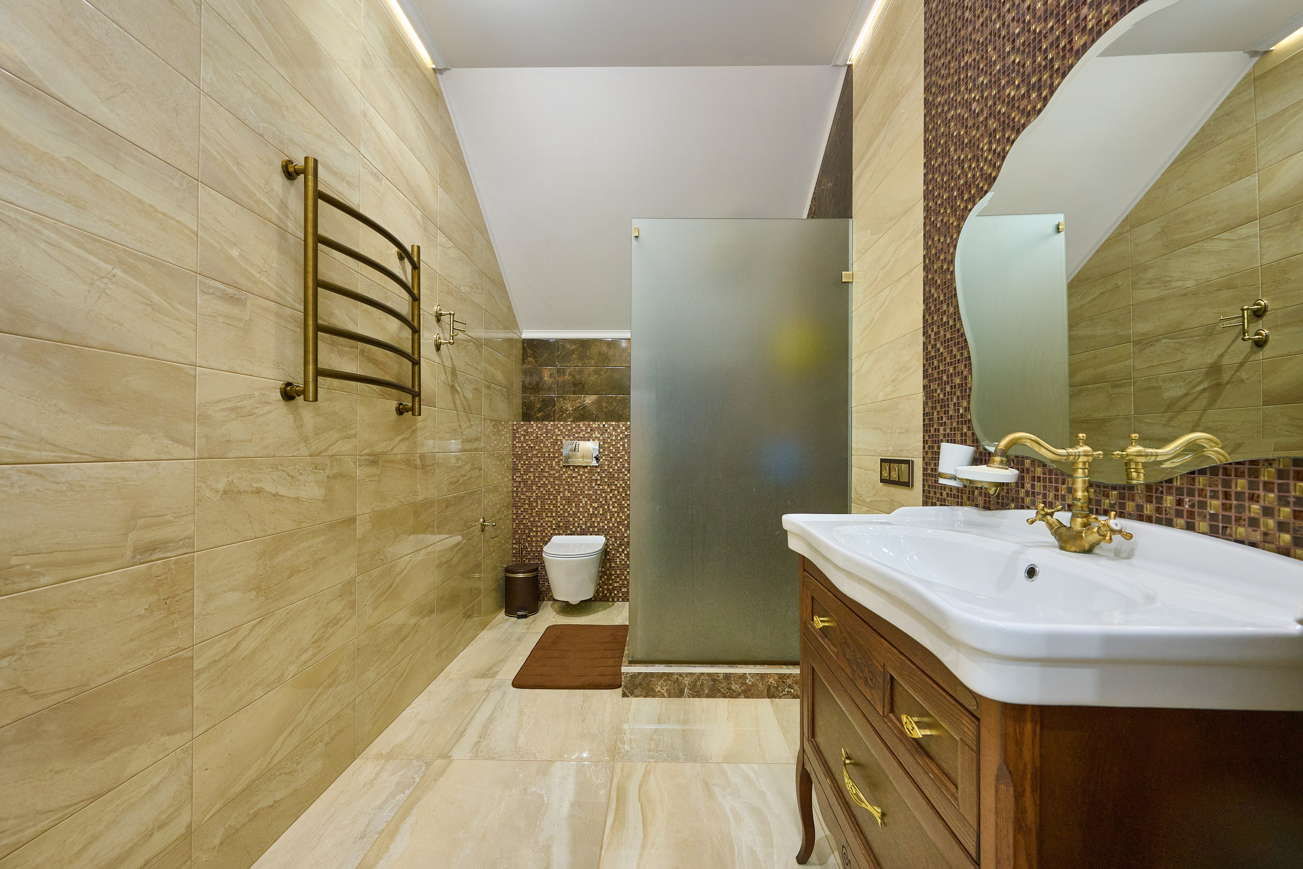 ванная комната бежевые плиты большое круглое стекло коричневые тонна 