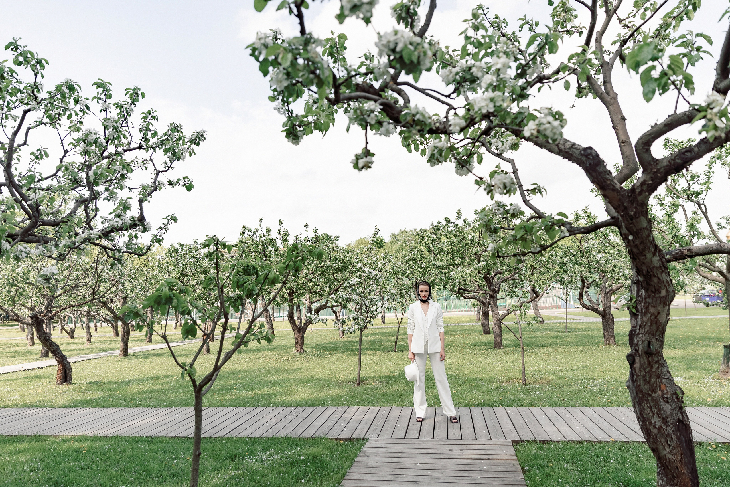 Портретная фотосессия Даши среди яблонь. Свадебный фотограф Москва