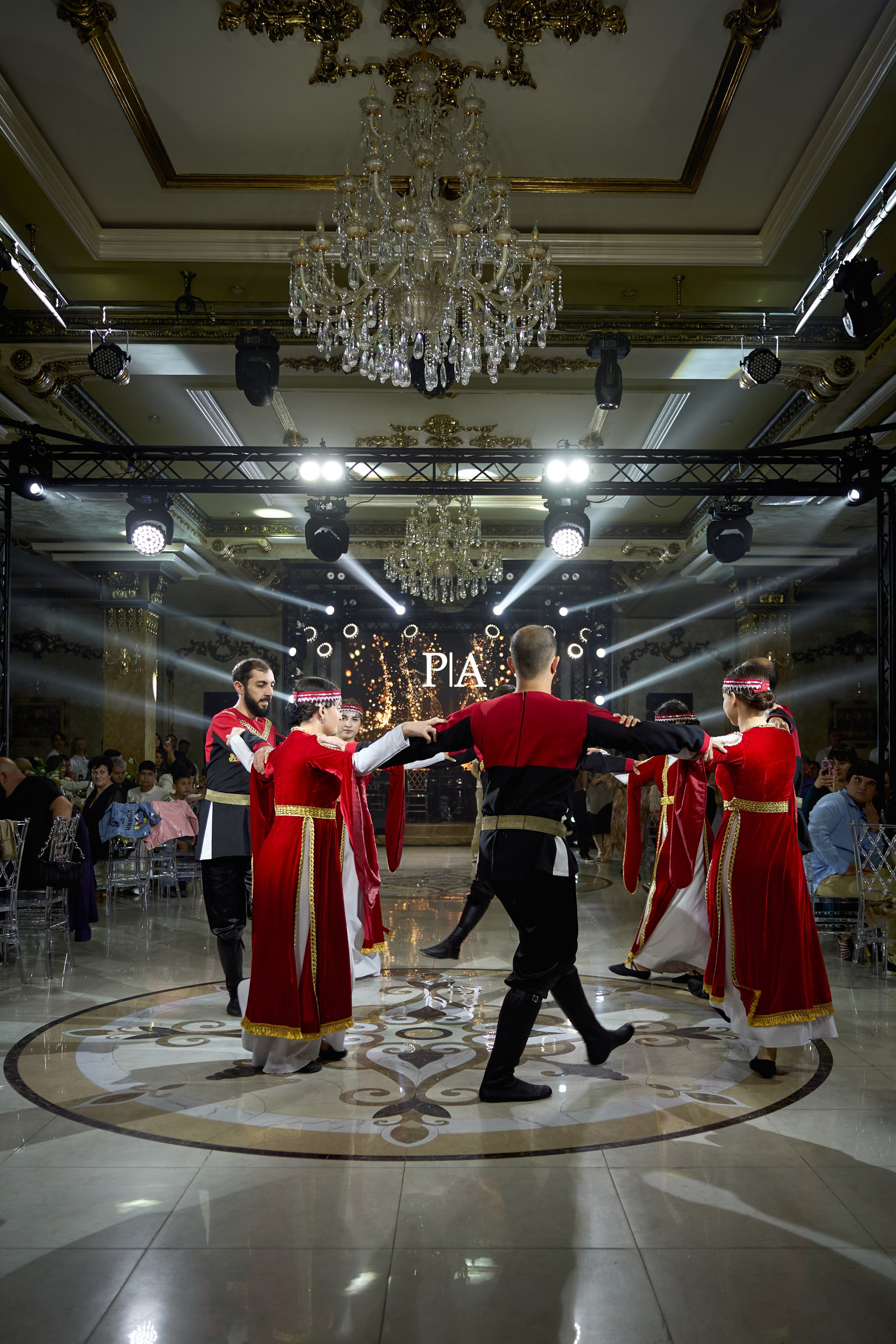 Красивое и чувственное сватовство Рафаэля & Алины в GOLDEN PALACE от ТВИНС СТУДИО. ТВИНС СТУДИО — лучшие свадебные фотографы и видеографы в Краснодаре