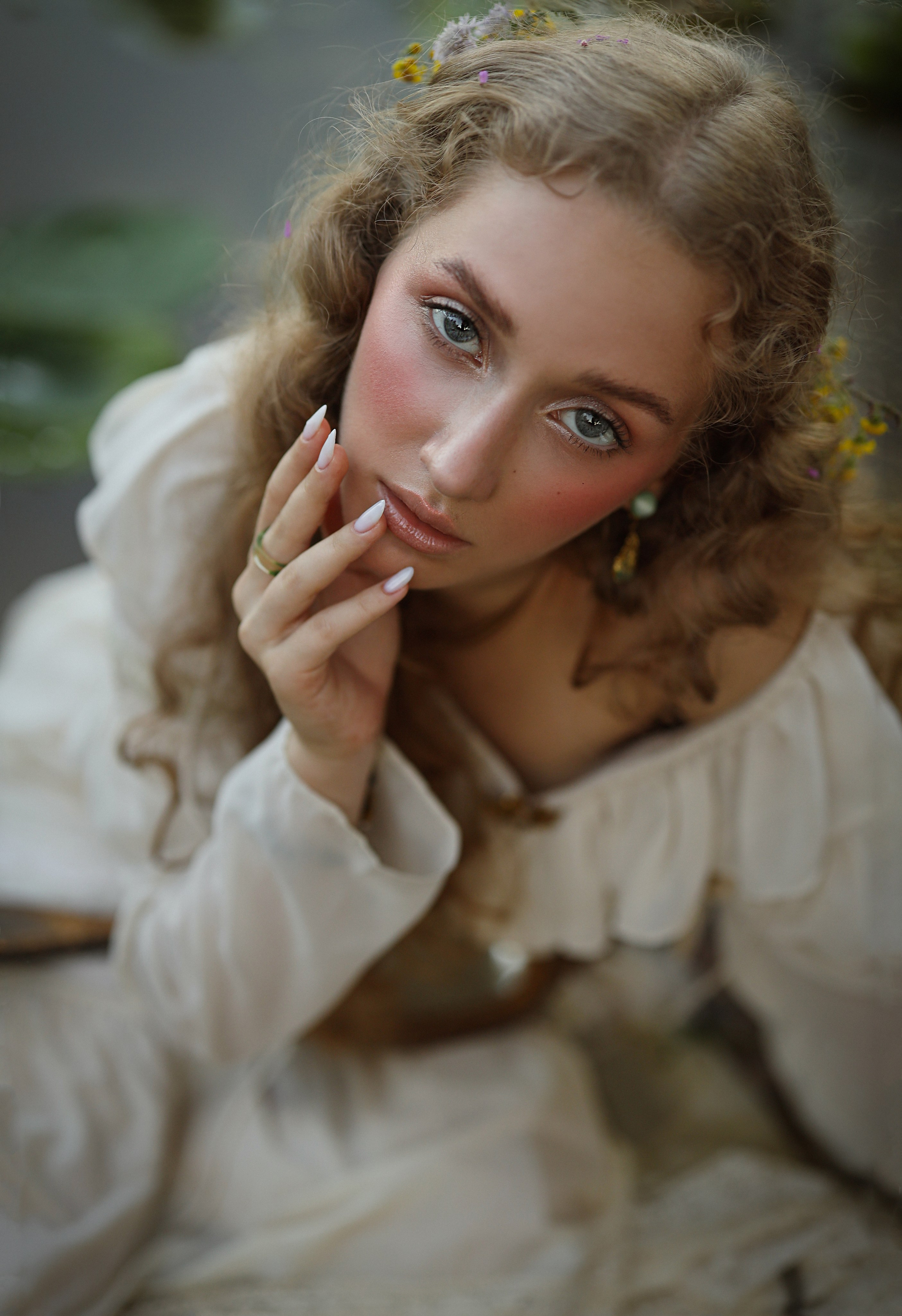 Стилизованная фотосессия девушки в воде в Абхазии: запечатлейте свою любовь.