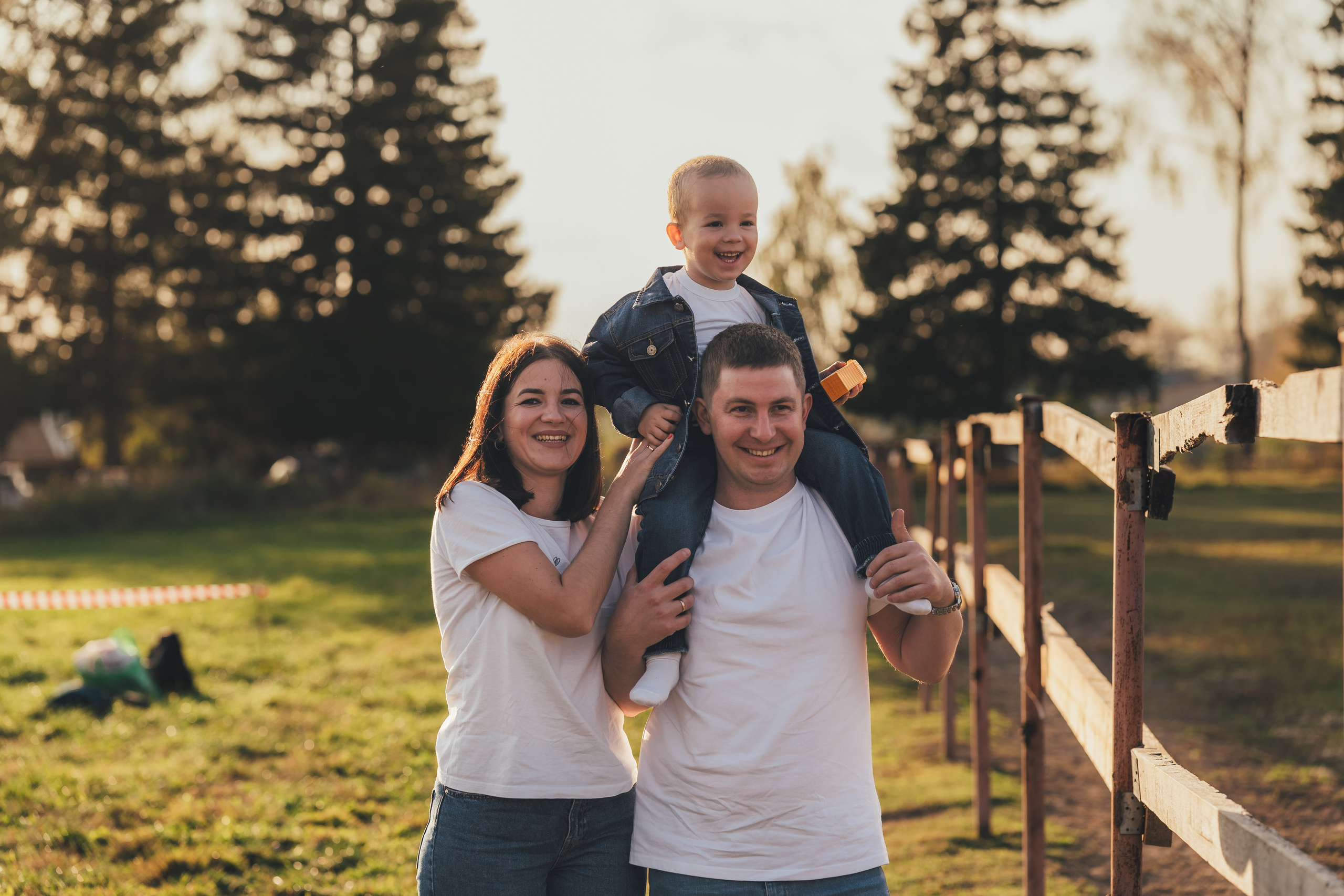 Фотосъемка семьи на прогулку в поле в лучах закатного солнца