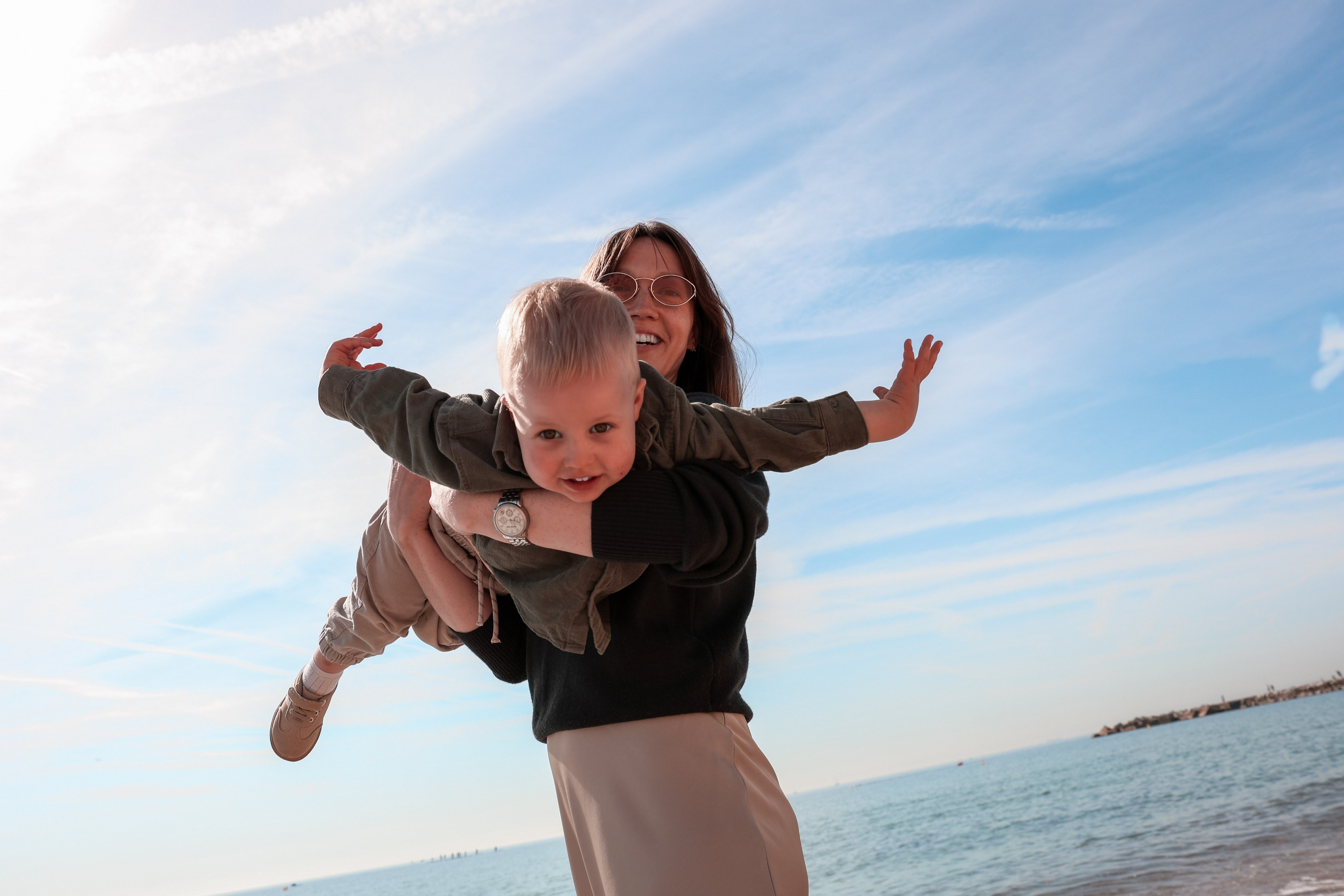 Seashore with a toddler. Natalia Zhuravleva|family, newborn, maternity photographer in Barcelona