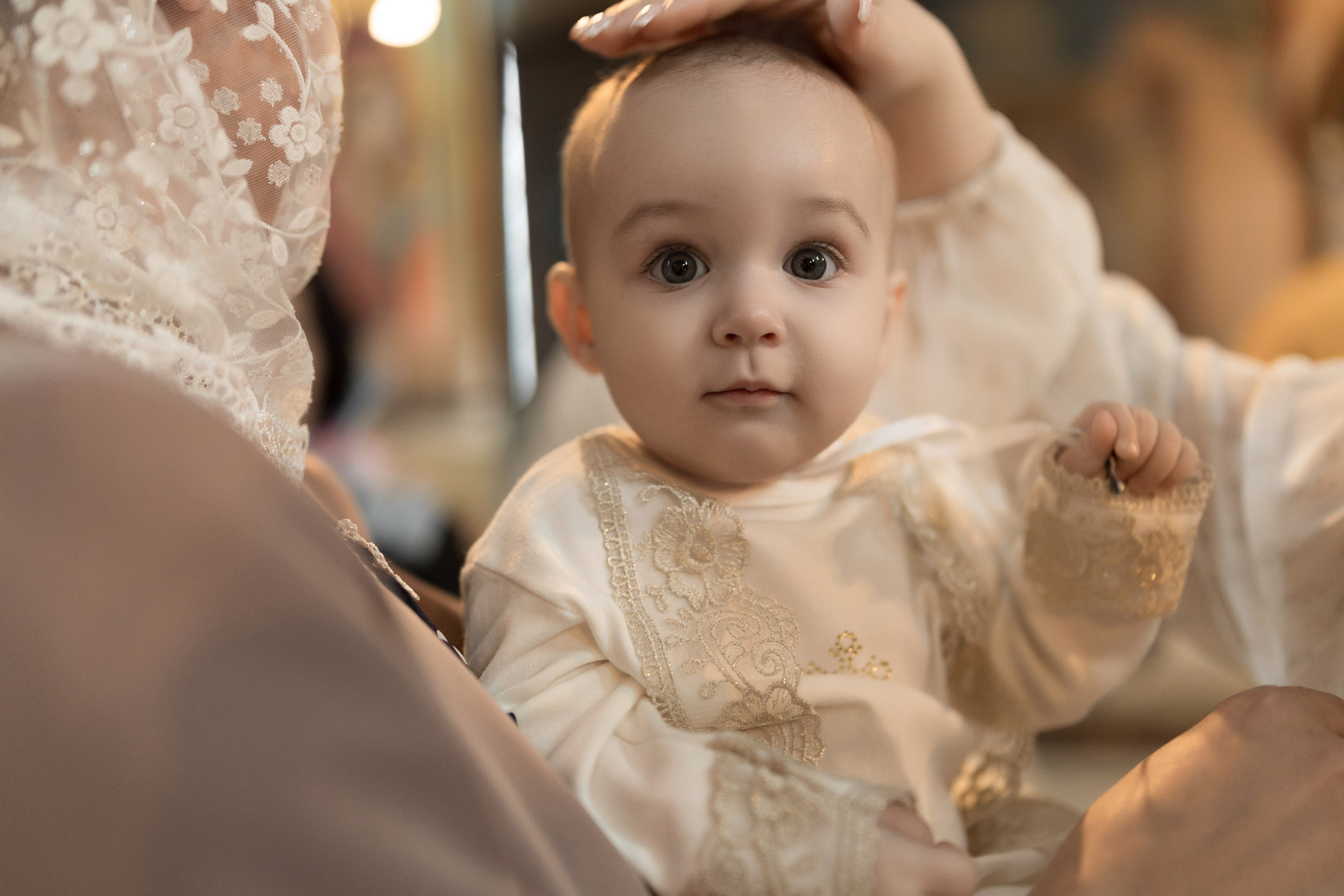 Крещение Миланы в церкви иконы Божией Матери / пасмурная погода. Анастасия Безуглова- свадебный фотограф в Таганроге