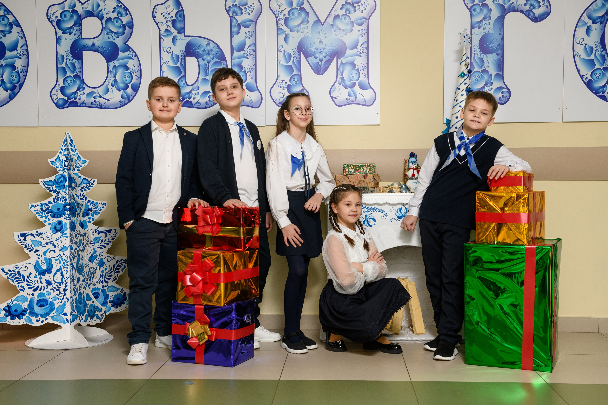 Четвероклассники позируют для школьного альбома. Выпускные альбомы в Курске