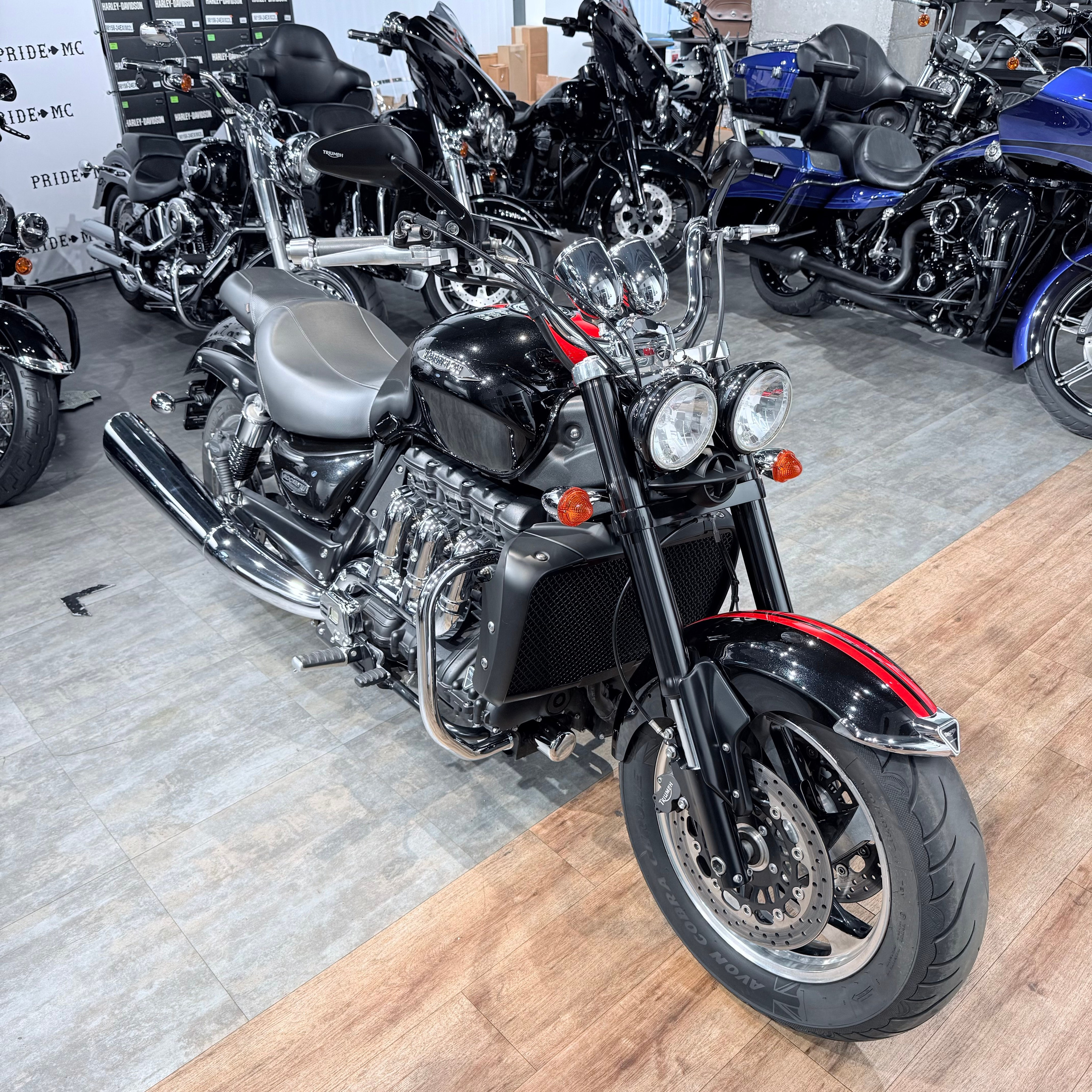 Купить Triumph 2017 Rocket III Roadster — подробнее на сайте. Hello Davidson, Москва. Только хорошие мотоциклы…