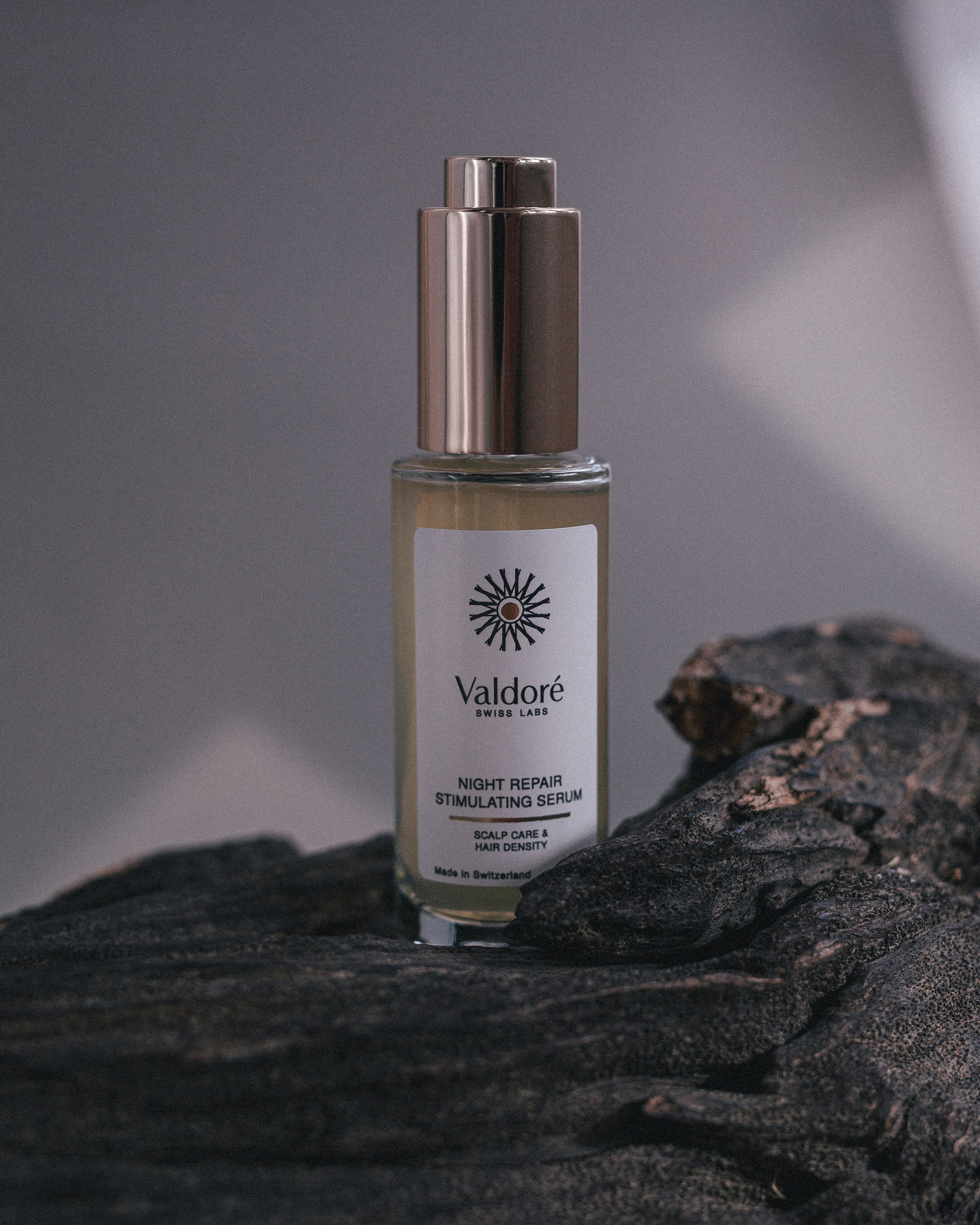 косметика в естественном свете: эстетичная предметная съёмка с отражениями и тенями