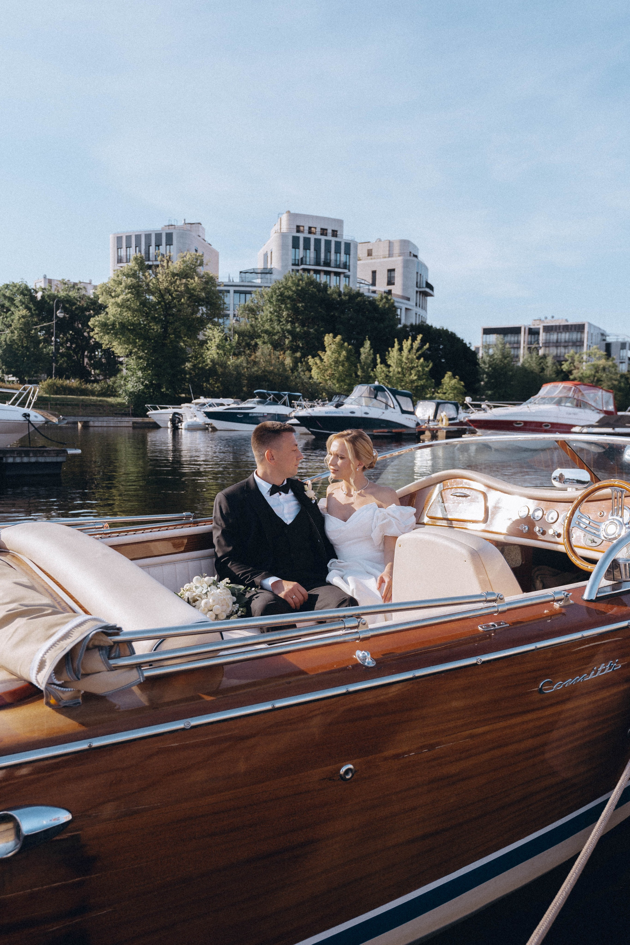 СВАДЕНБНАЯ СЬЕМКА НА КАТЕРЕ ПО КАНАЛАМ САНКТ-ПЕТЕРБУРГА И В АКВАТОРИИ НЕВЫ. Профессиональный фотограф, Санкт-Петербург — Виктория Богомолова