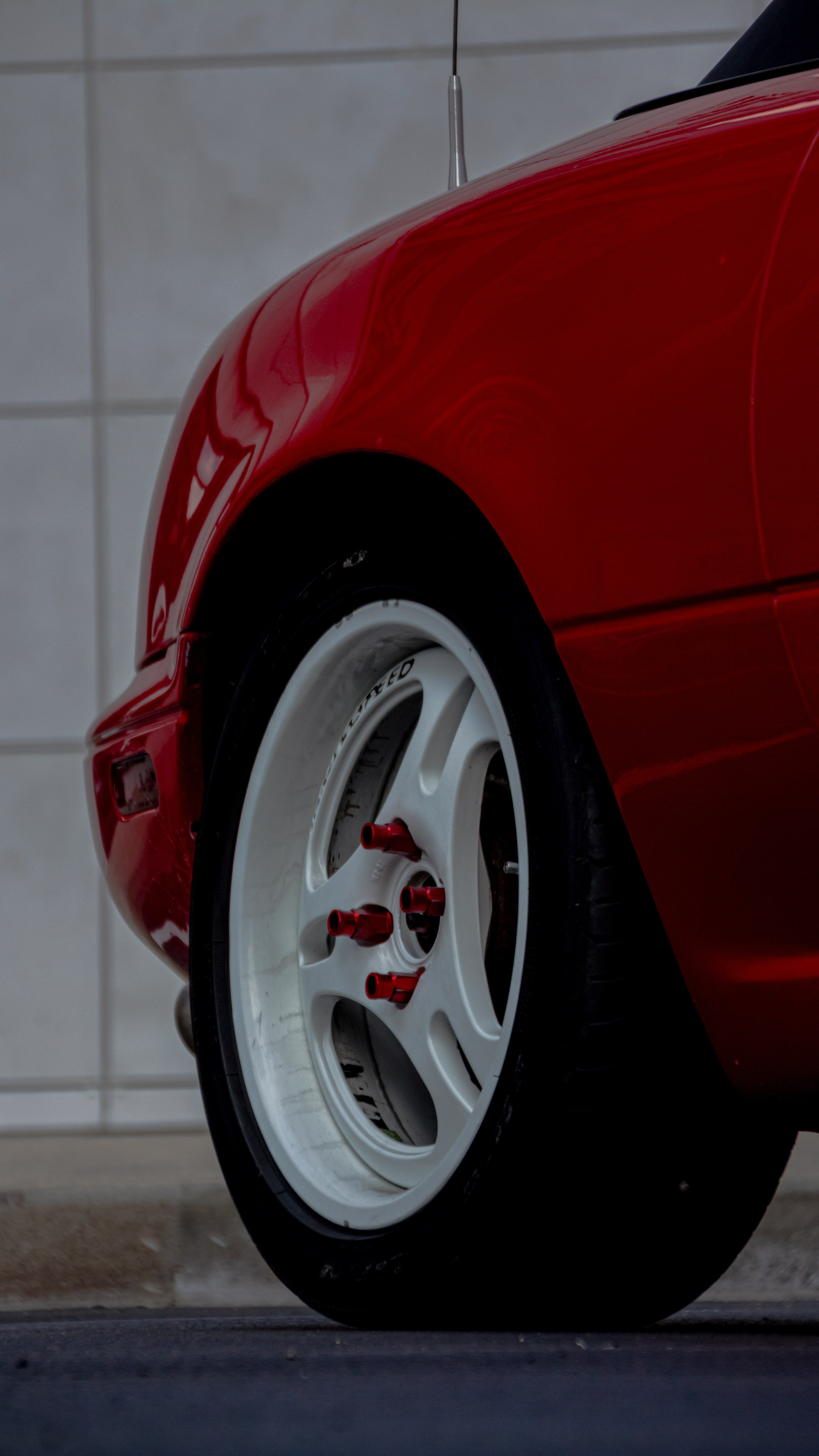 Фото Mazda MX-5 Miata (Eunos Roadster) NA: красный родстер