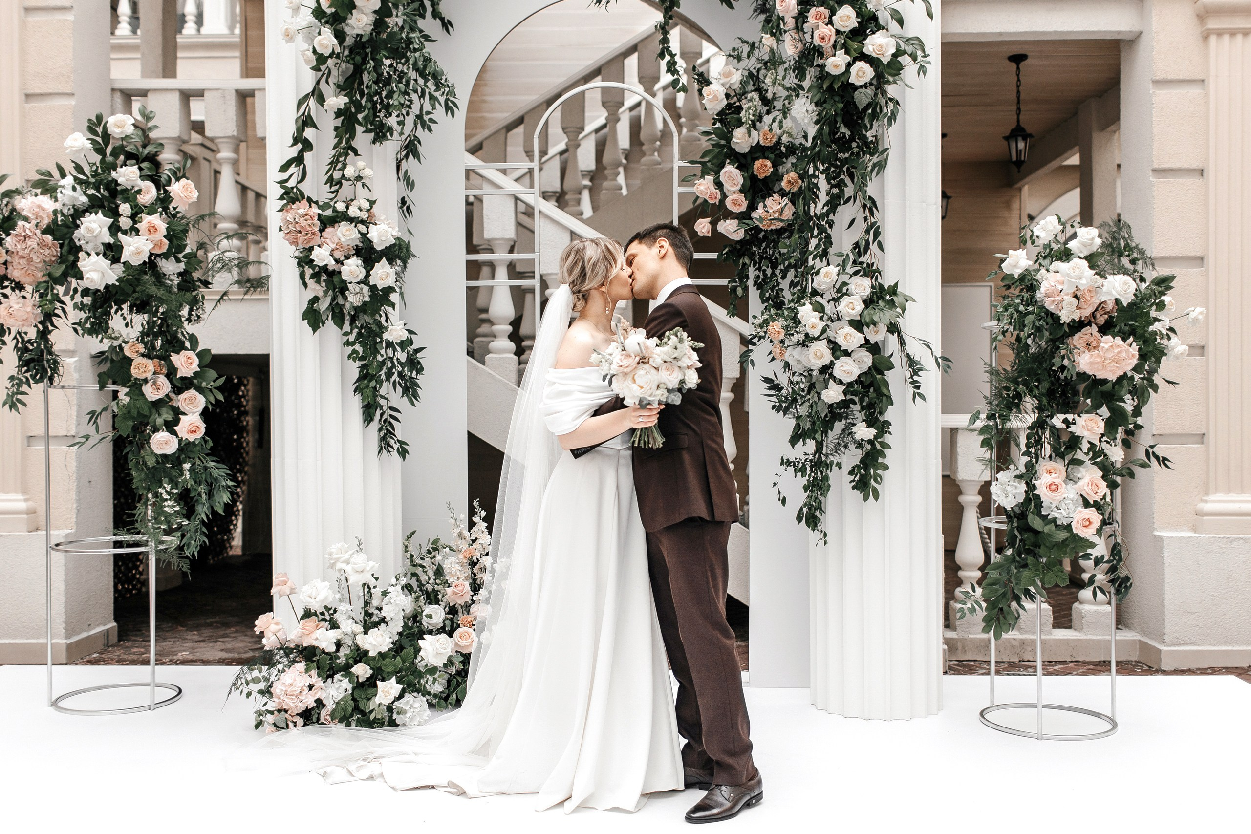 Здравствуйте! Я&nbsp;свадебный фотограф из&nbsp;Ульяновска, работаю в&nbsp;том числе по&nbsp;всей России и&nbsp;с&nbsp;выездом за&nbsp;границу. Снимаю свадьбы, lovestory, корпоративы, светский репортаж. Провожу обучение по&nbsp;фотографии, мастер-классы и&nbsp;воркшопы для других фотографов.