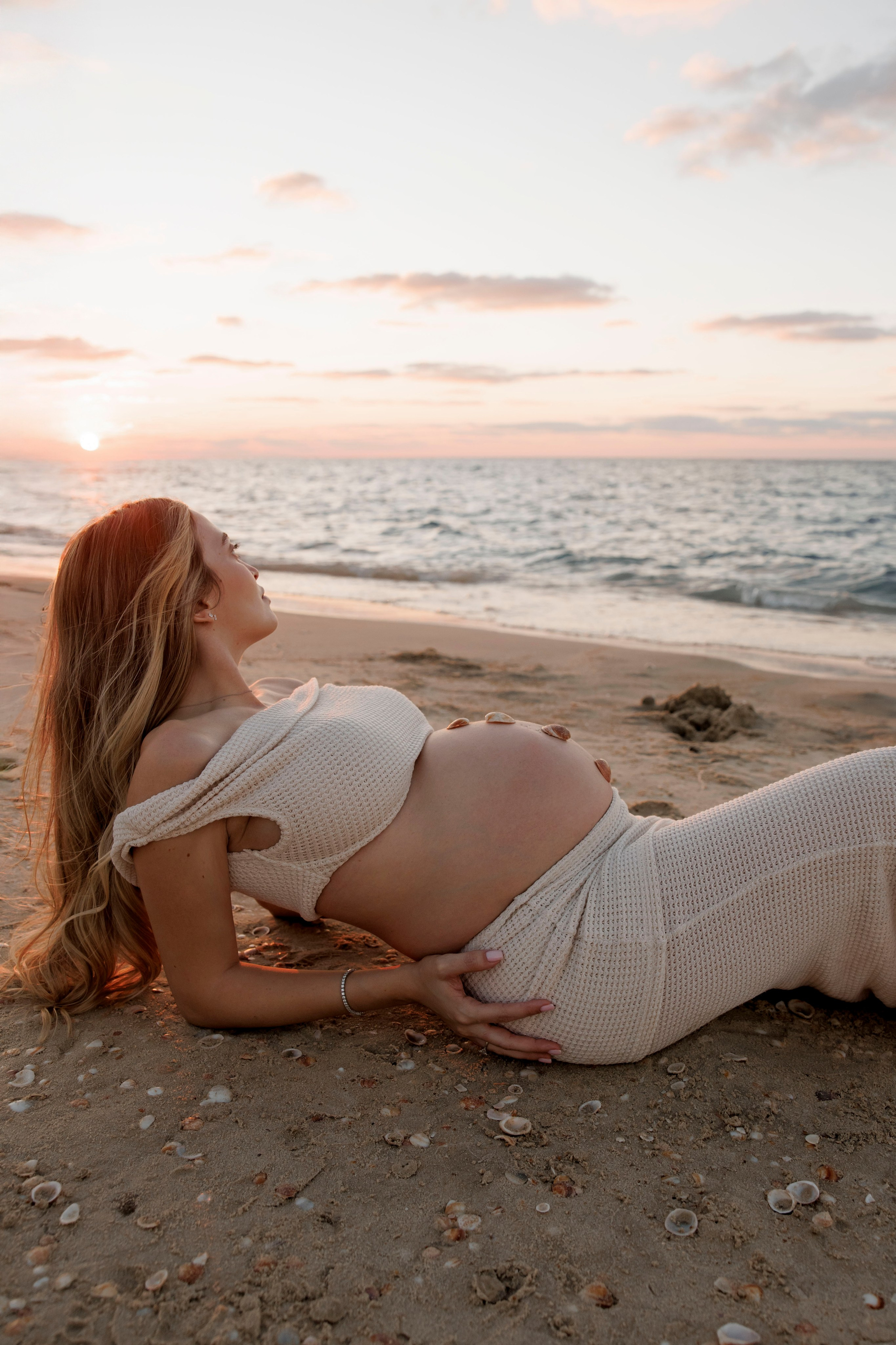 Pregnancy photoshoot near the sea. Wedding and family photographer