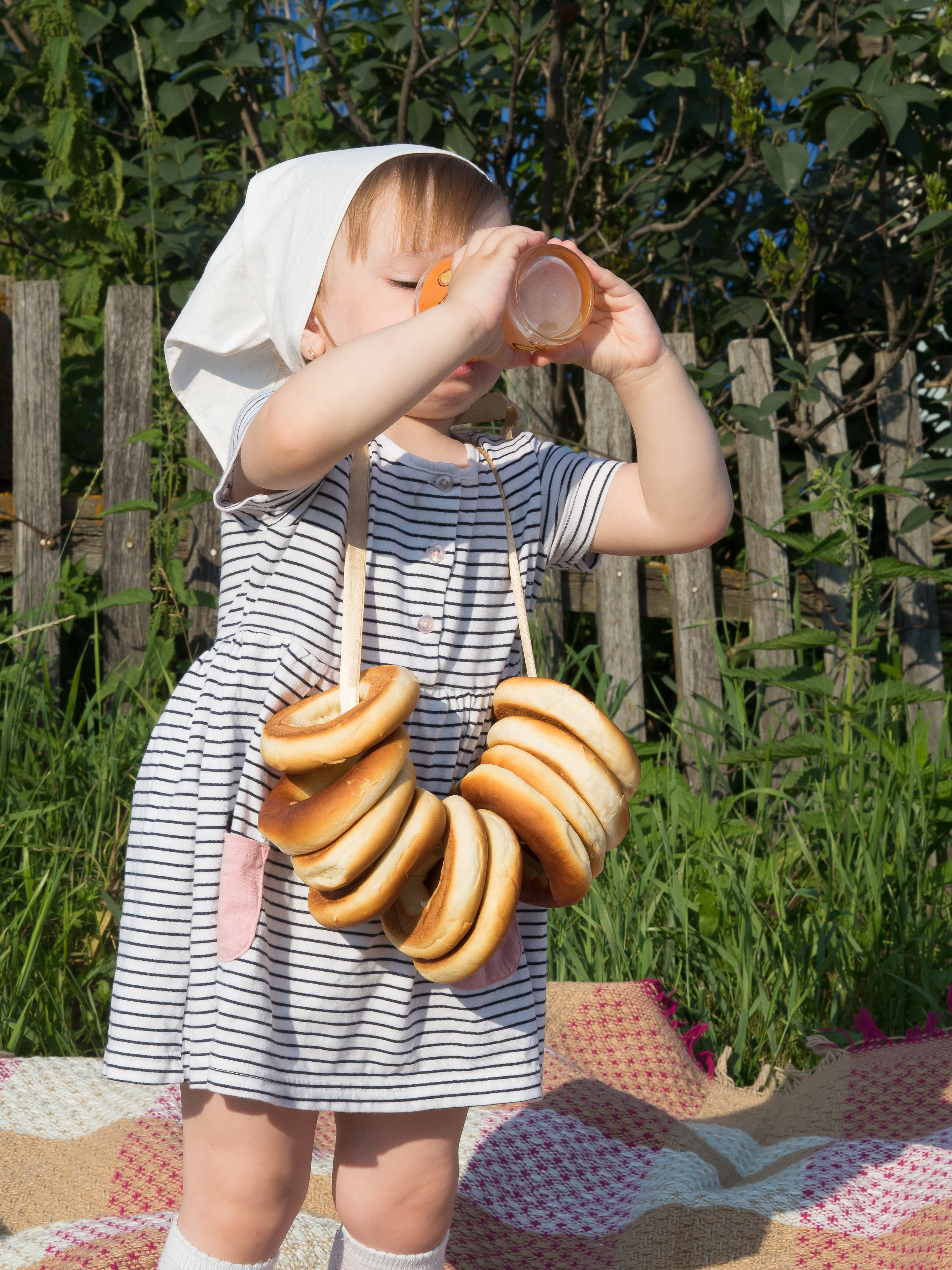 С подружкой в деревушке. Семейный детский фотограф в Красноярске Скачкова Юлия