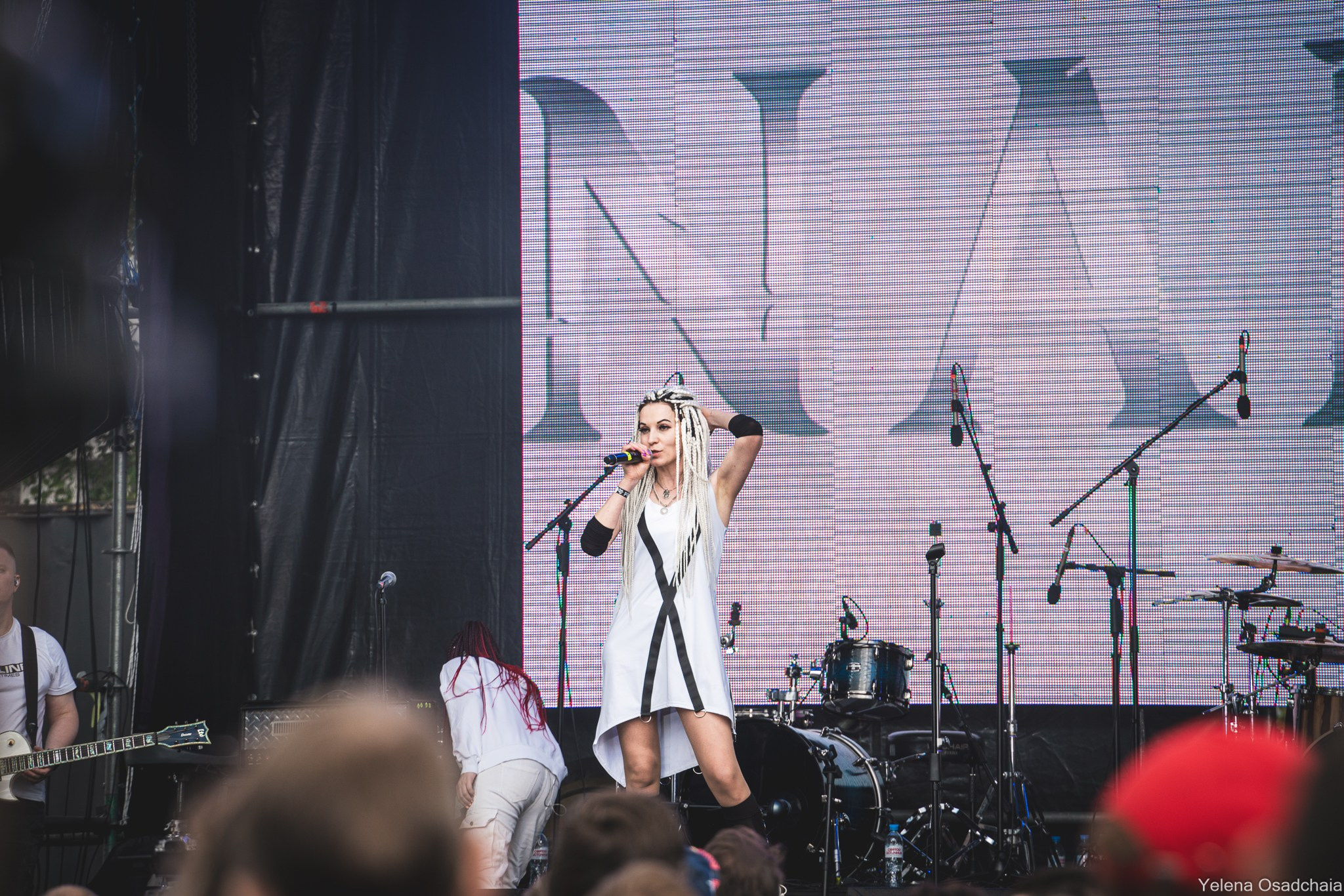 Живой 2025 — День 1. Елена Осадчая — фотографирую музыку на сцене и в жизни