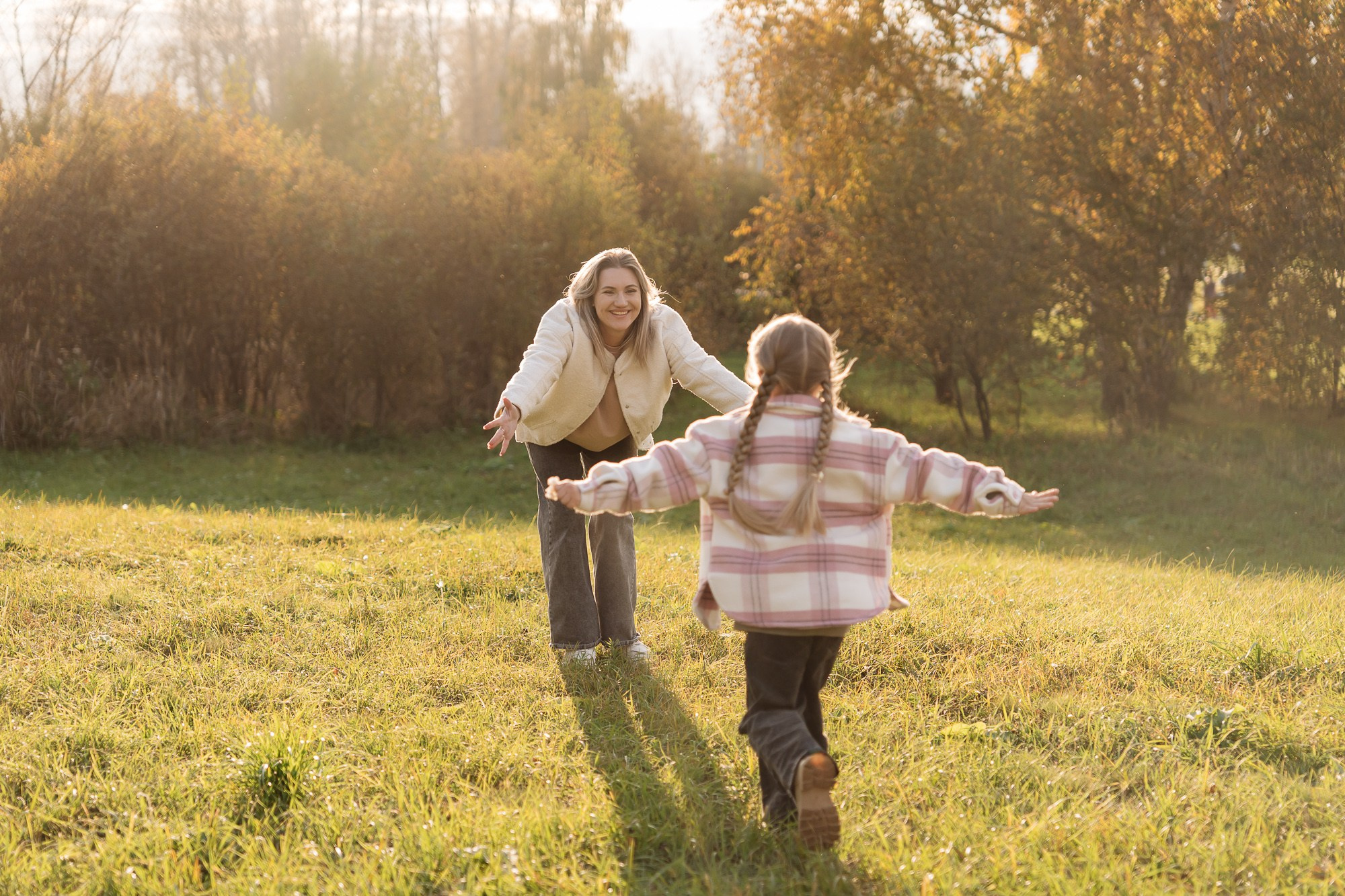 Мира и Тая на прогулке с родителями. Фотограф в Красноярске. Юлия Чаушанская
