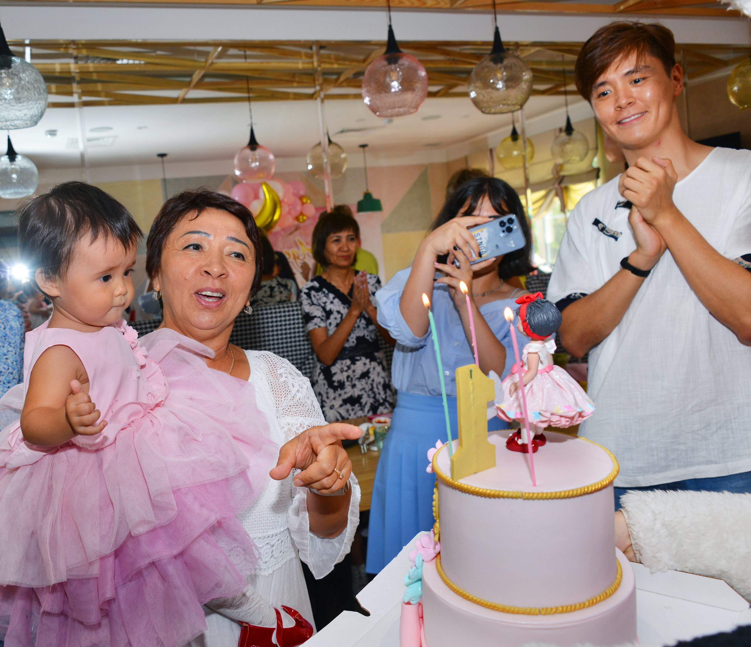 Дети-5 (Адель-1годик). Фотосъёмка. Фотограф Сергей Авдеев-семейный и детский фотограф в Алматы