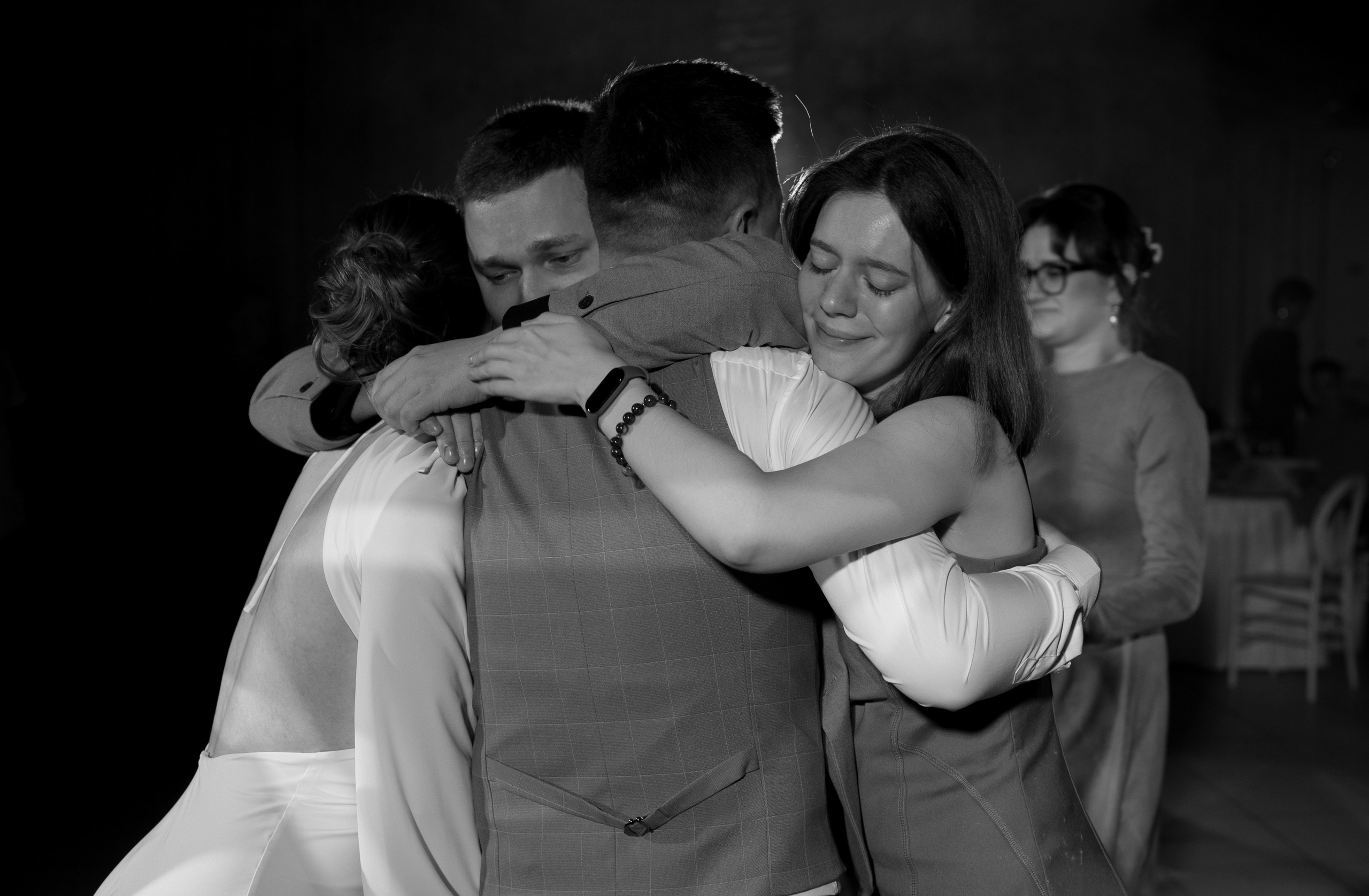 Гости обнимаются в конце свадьбы в Красноярске, свадебное агентство Инсайт