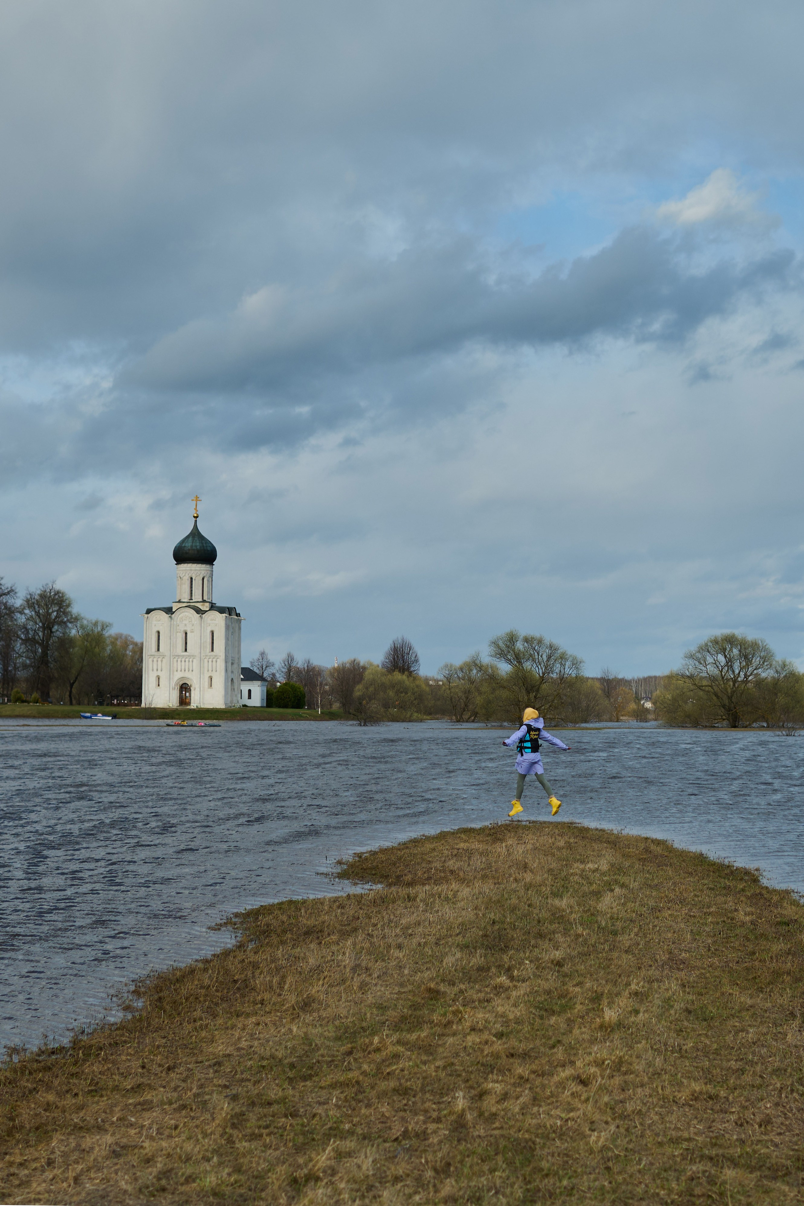 Владимир Покрова на Нерли, апрель. Главная