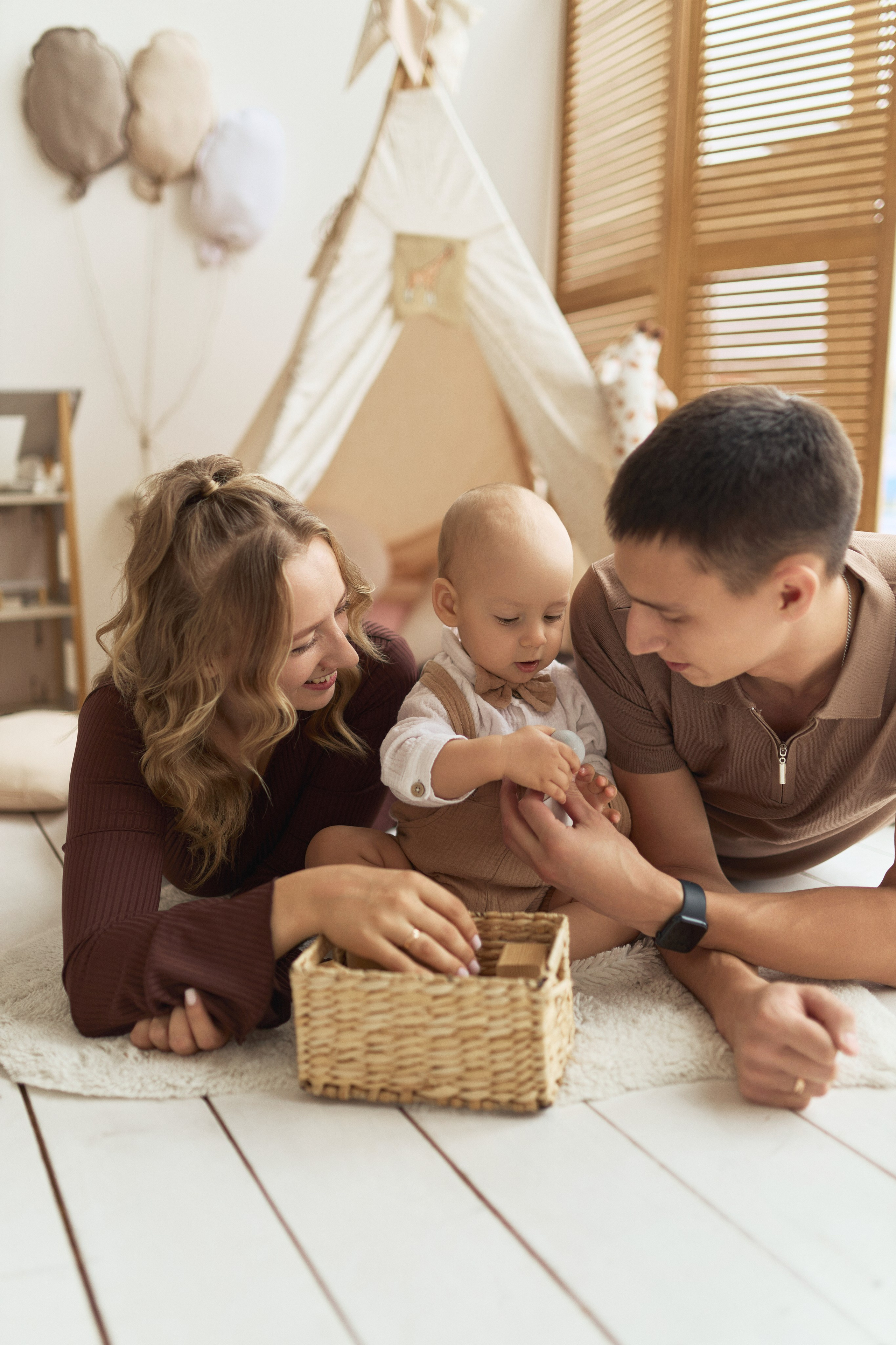 Семейная фотосессия в фотостудии. Алина Каравайцева. Фотограф в городе Барнаул