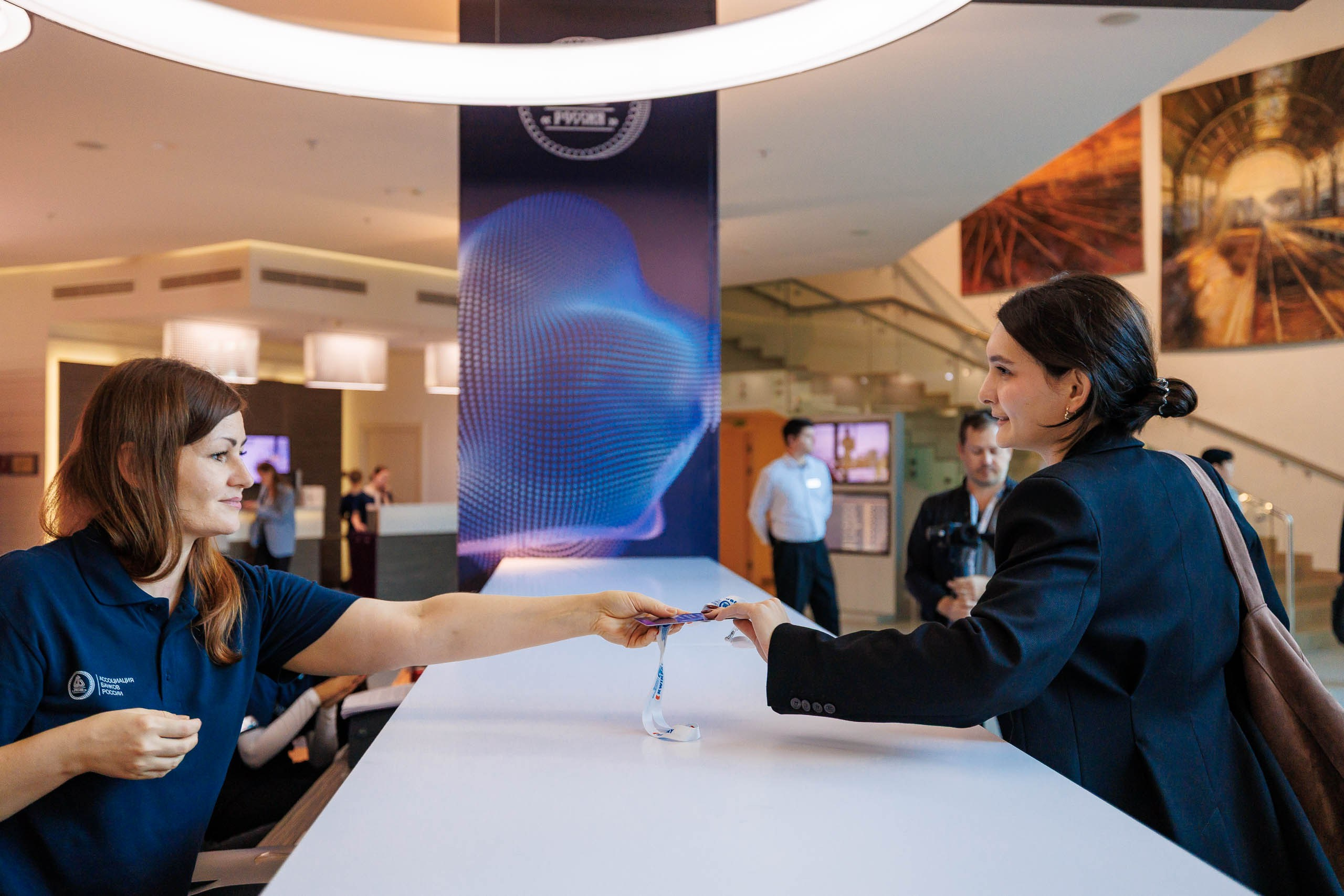 Выступающий эксперт форума, аудитория участников, обсуждение финансовых технологий