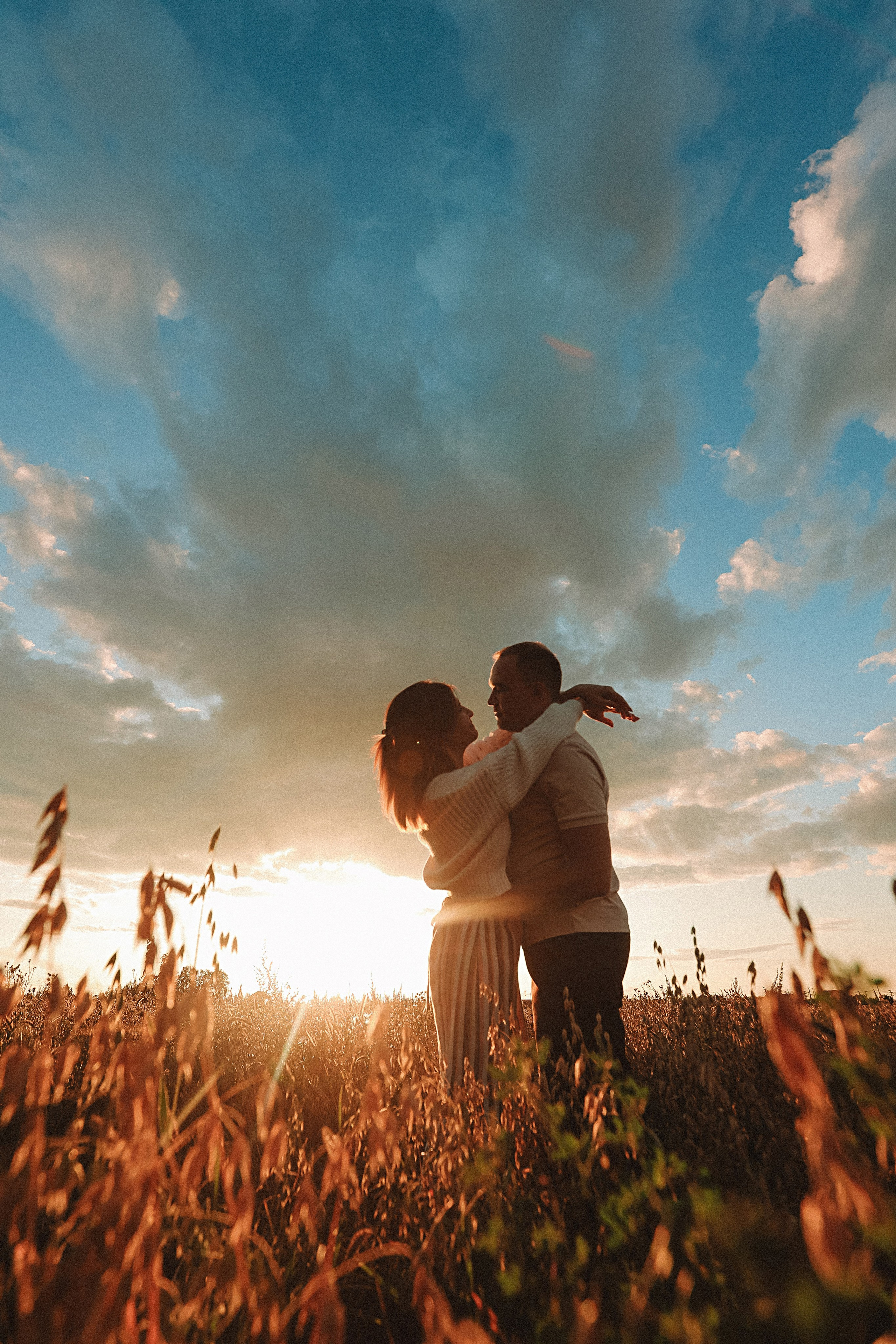 Поле love story на закате. Семейный фотограф Тюмень, фотограф на роды Салмина Мария