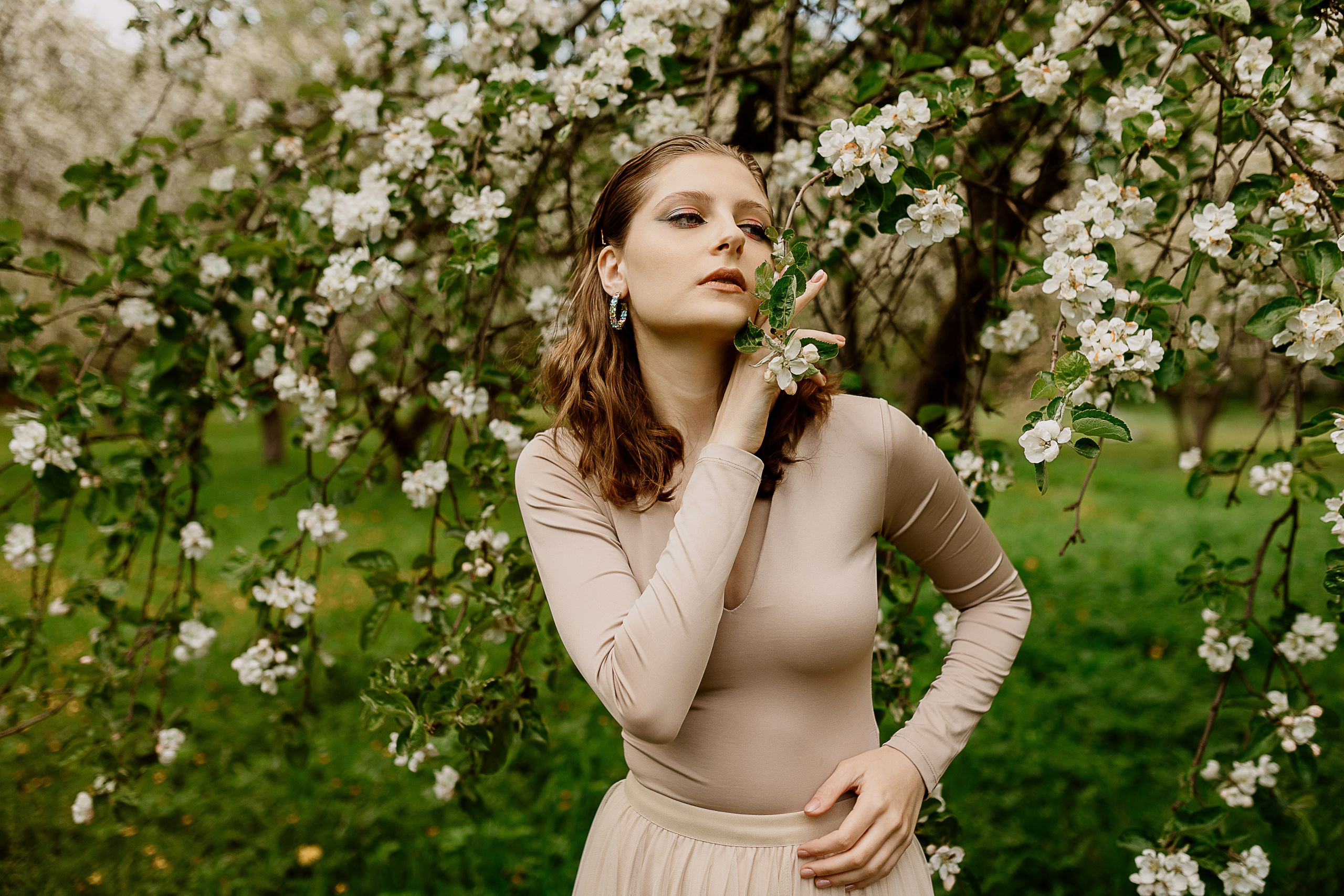 Женская фотосессия в цветущем саду. Семейный и женский фотограф в Москве Надежда Воробьева