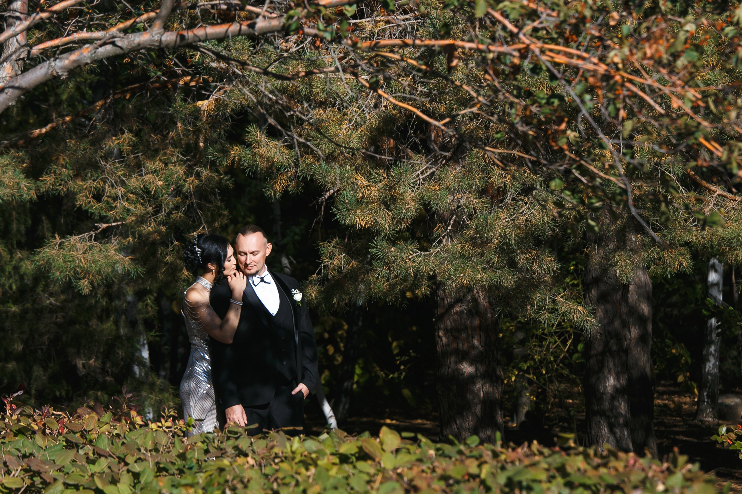 Ксения и Александр: поженились и погуляли в парке санатория Горная поляна. Событийный фотограф Максим Бескоровайновнов