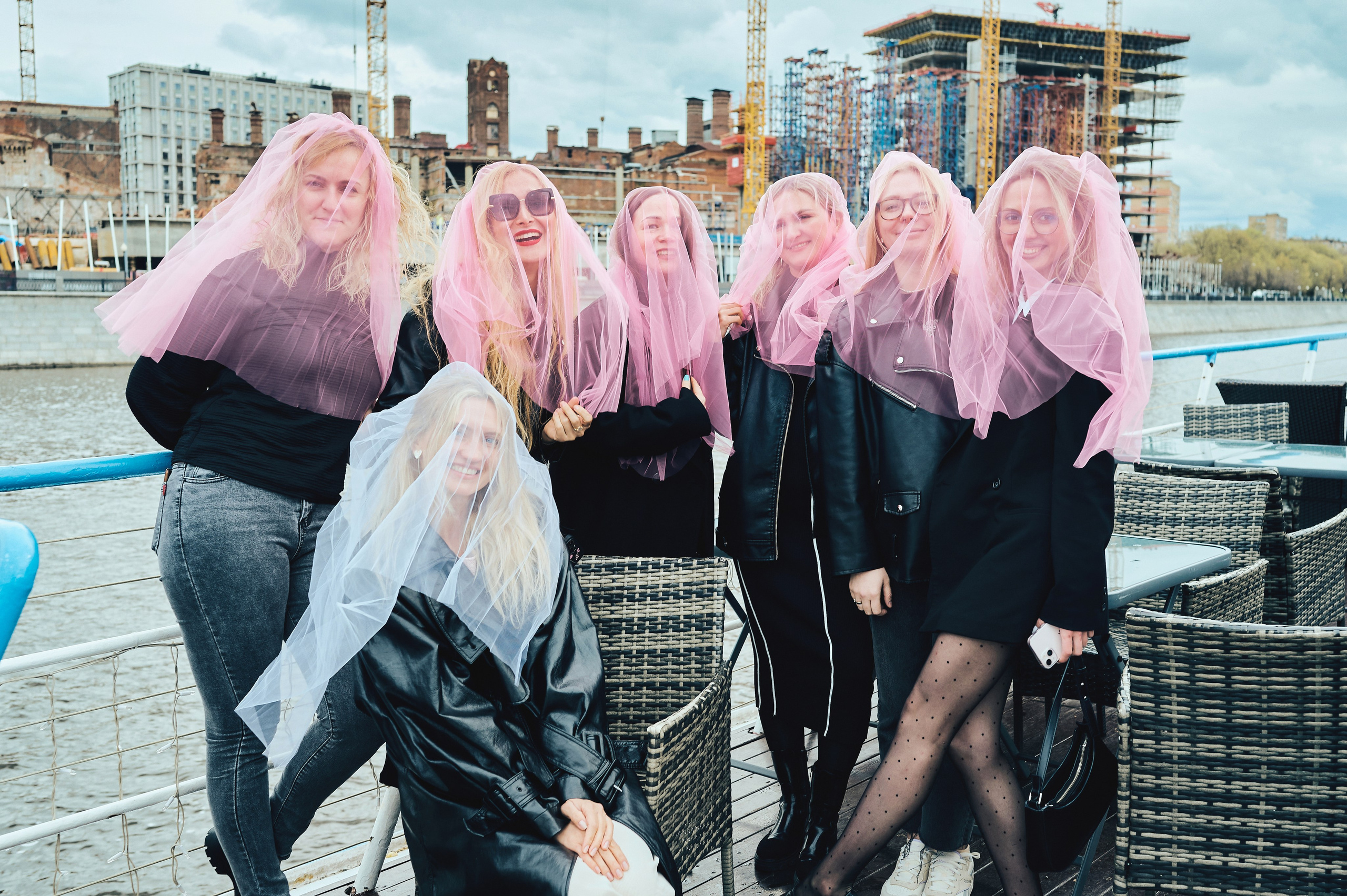 Люди в праздничной обстановке, черно-белое фото, живое событие фотография