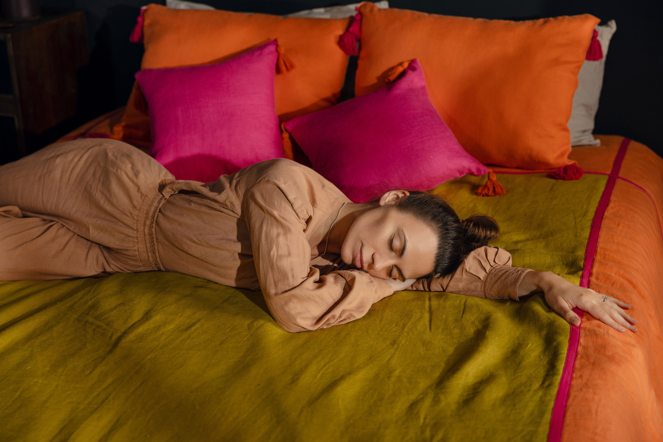 Интерьерная реклама с моделью в Санкт-Петербурге