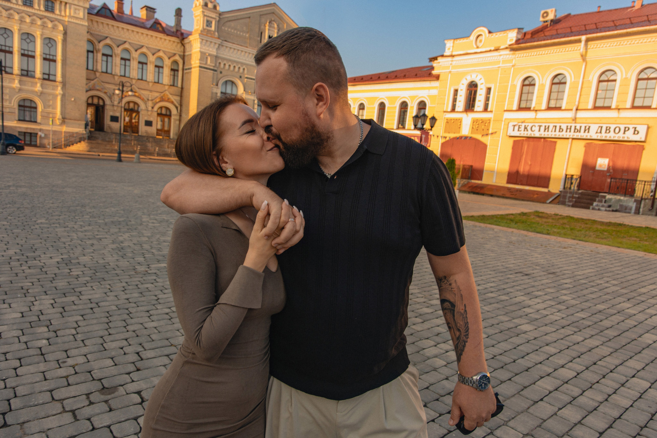 Романтическая лав-стори на Красной площади и в поле — живые эмоции и свет