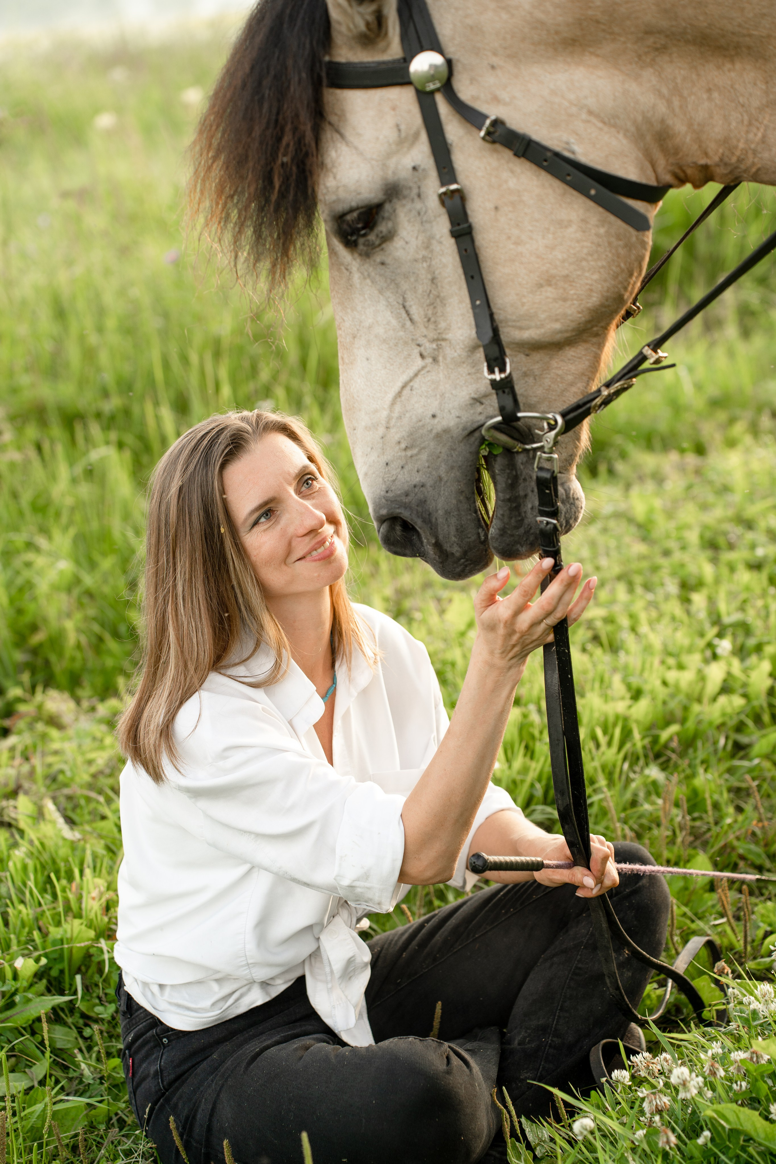 Выйти в лето в поле с конем. Видеограф и фотограф в Москве Анастасия Рябчикова