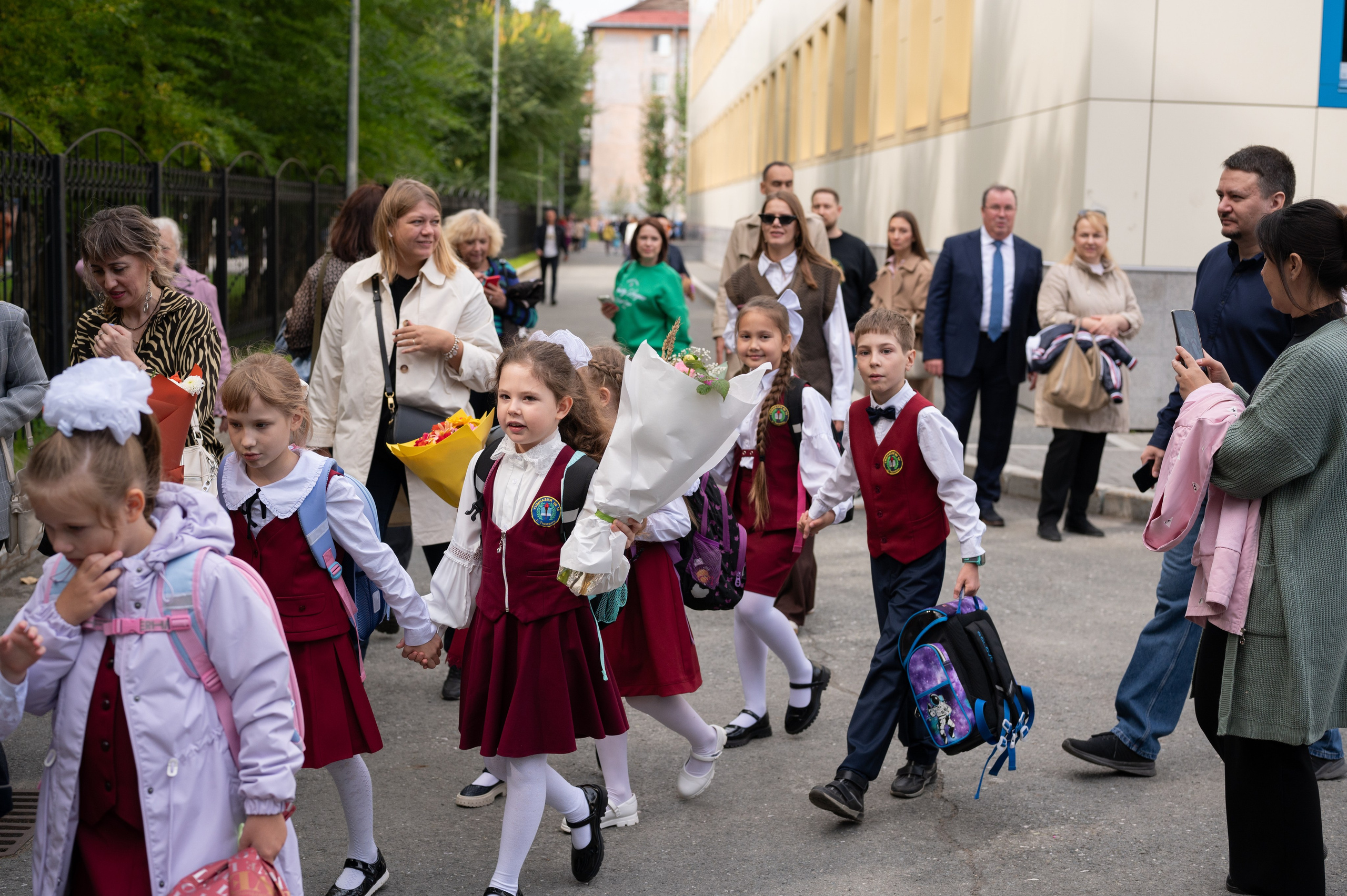 1 сентября 16 гимназия 2 класс (линейка + в классе+ на улице). Фотограф новорожденных, семейный детский в Тюмени Татьяна Морозова