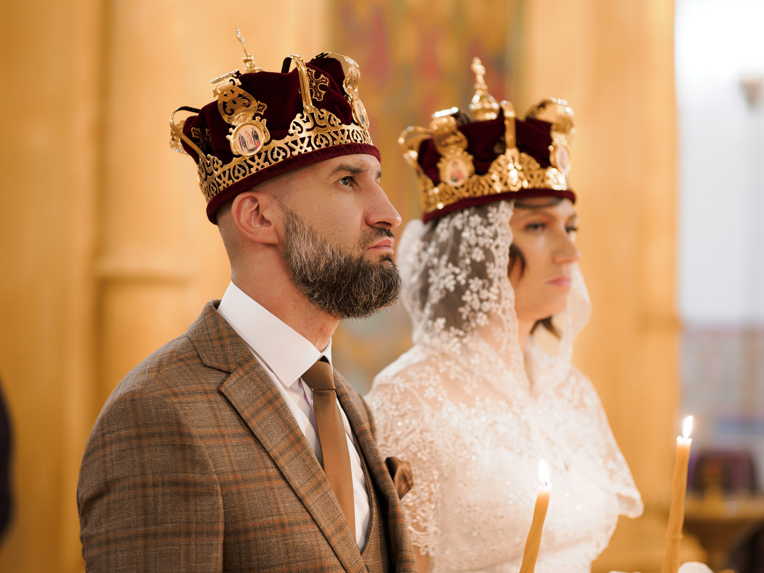 Фотография венчания красивых молодожёнов в храме в Москве