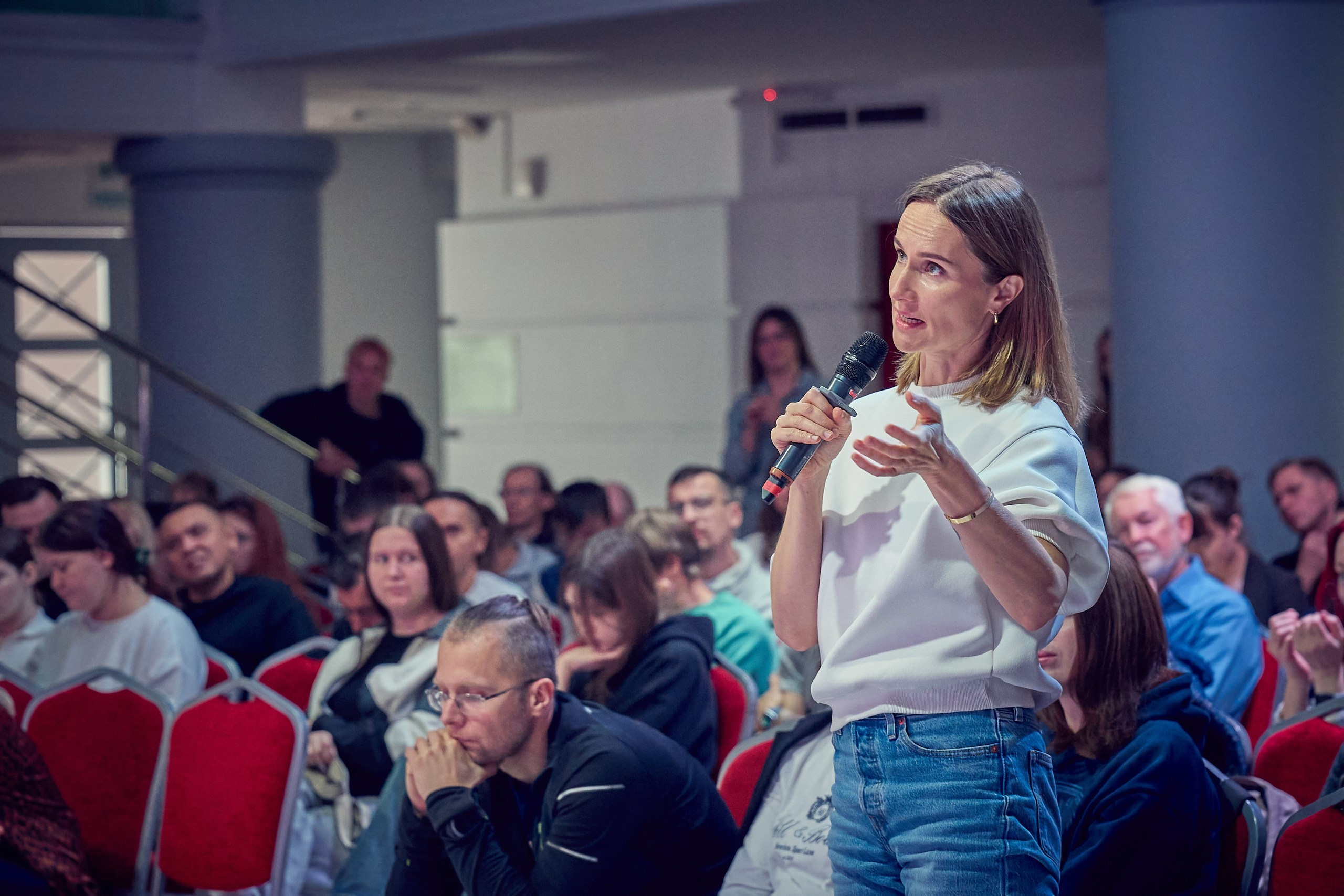 люди задают вопросы лектору по теме лекции