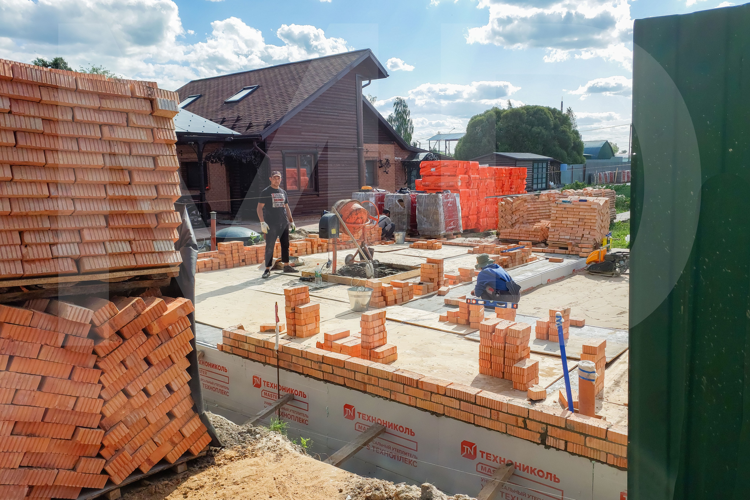 Кладка стен из красного кирпича — строительство гаража в Серпухове