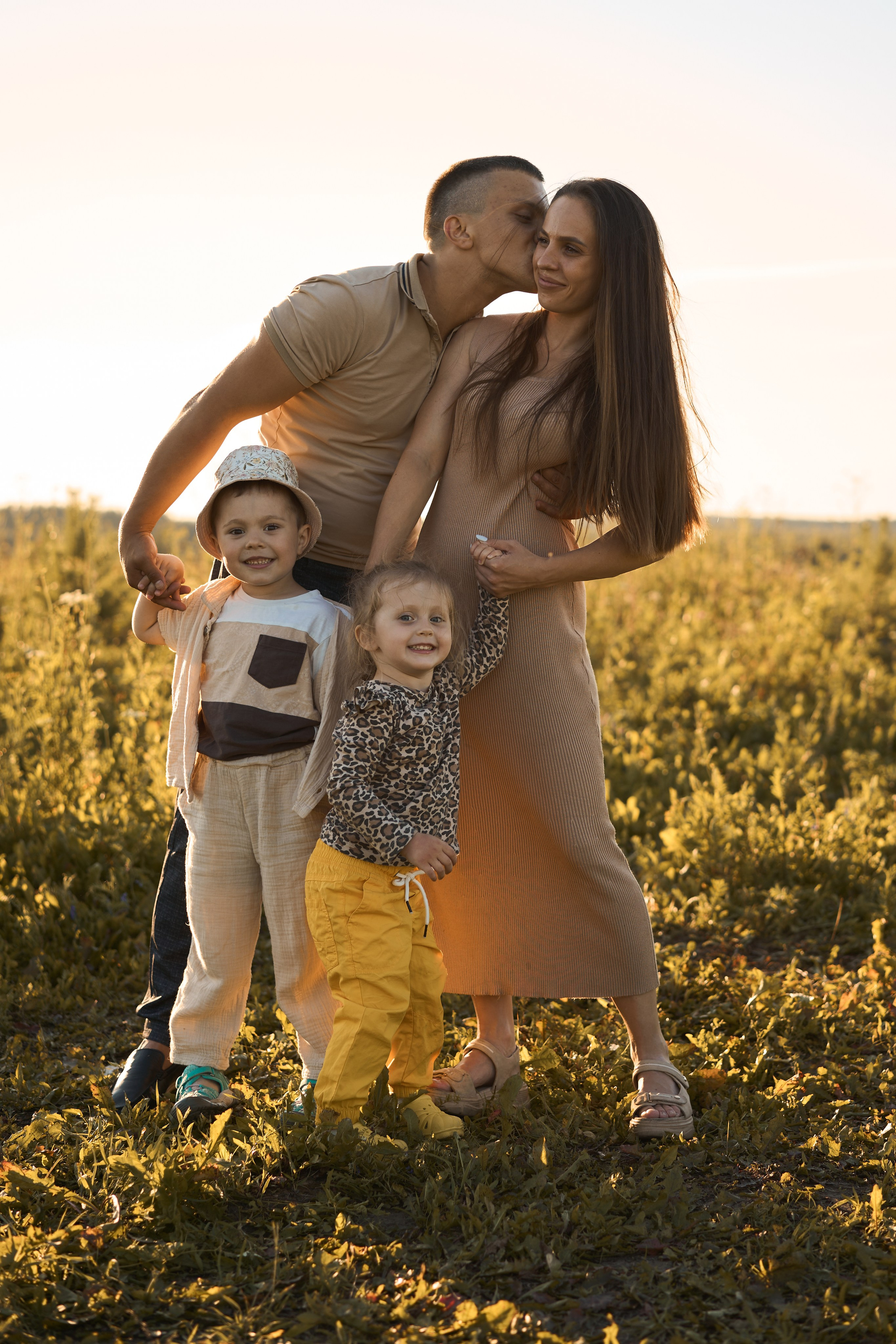 Семейная фотосессия на закате в поле😍. Фотограф Екатеринбург Кокшарова Александра