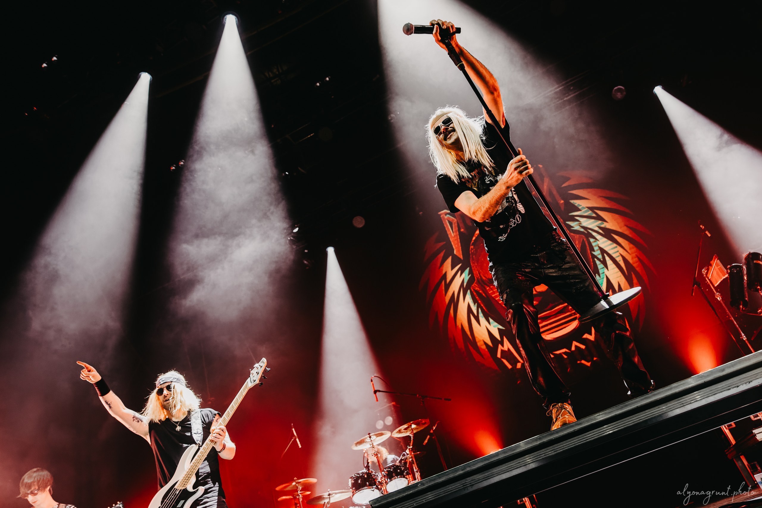 Багровый Фантомас, фоторепортаж, СПб, BASE, 14.12.2025. Алена Адрианова: фотограф в Санкт-Петербурге