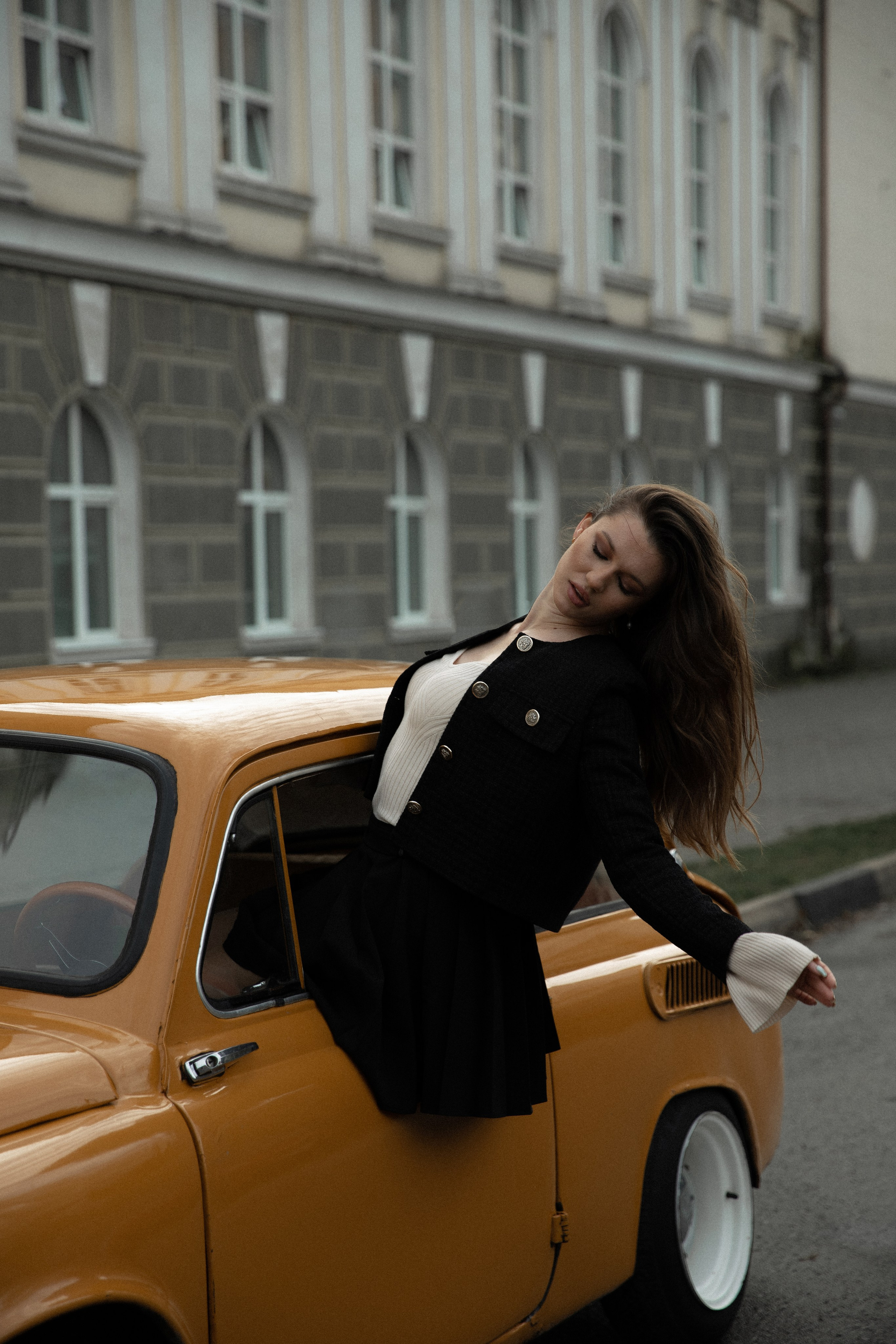Женская фотосессия с ретро авто. Свадебный фотограф Бакрымова Валентина
