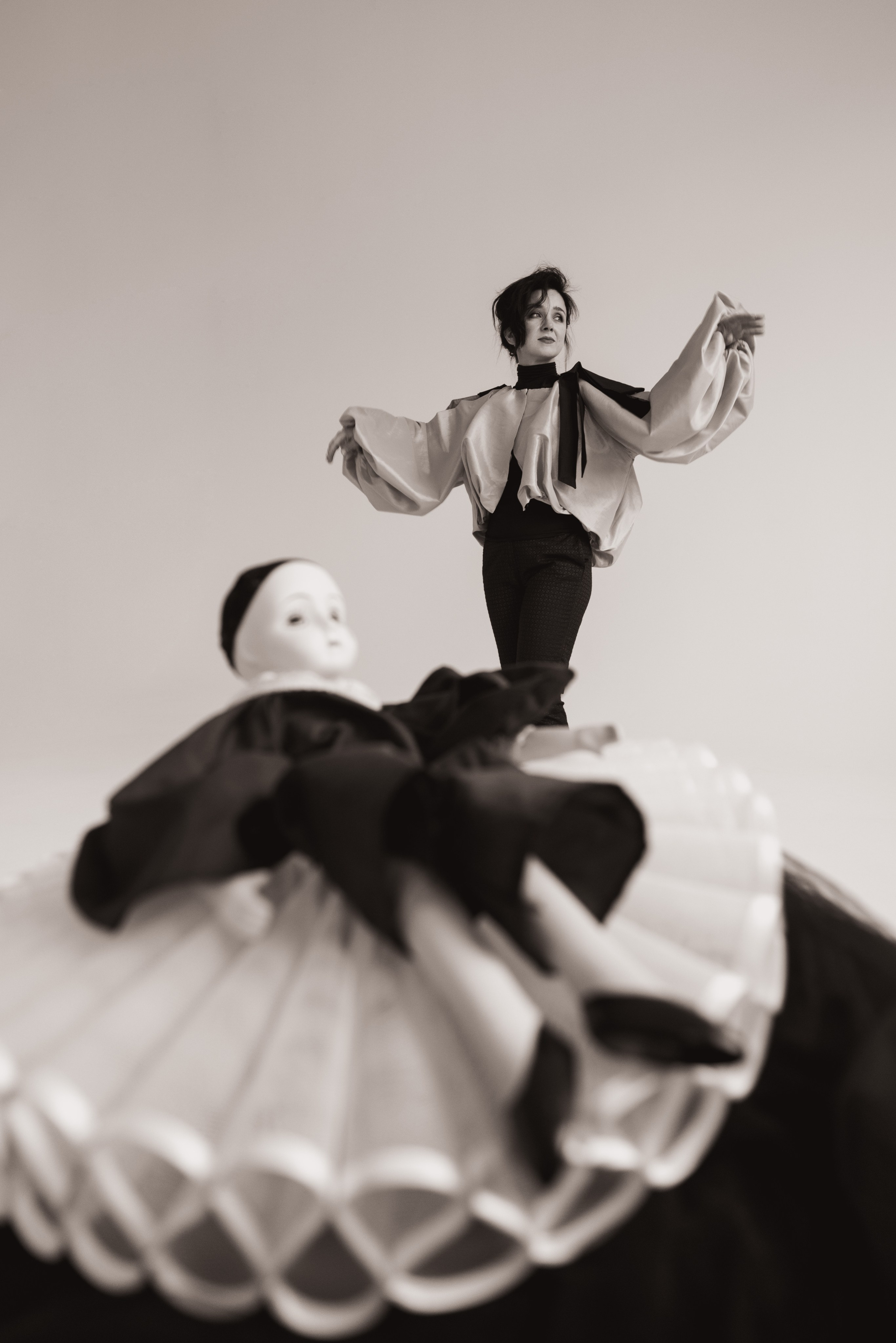 Нана Татишвили, девушка на красном фоне, образ арлекин