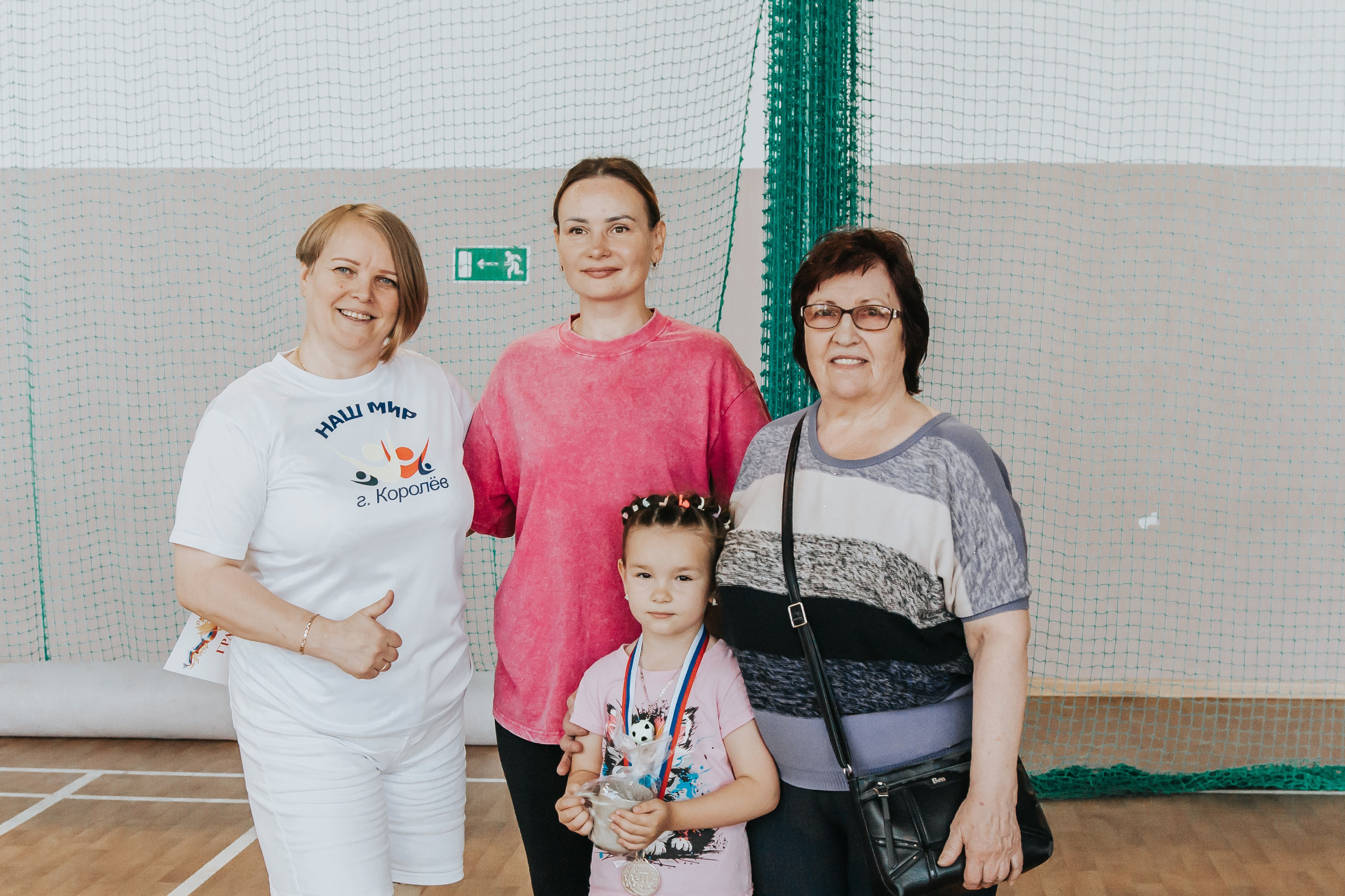 Репортажная спортивная съемка г. Королев стадион Металлист «папа, мама, я — спортивная семья». Юлия Егорова | Свадебный фотограф, семейный фотограф Москва, МО • Портреты • репортажи • день рождения • Love Story • дети