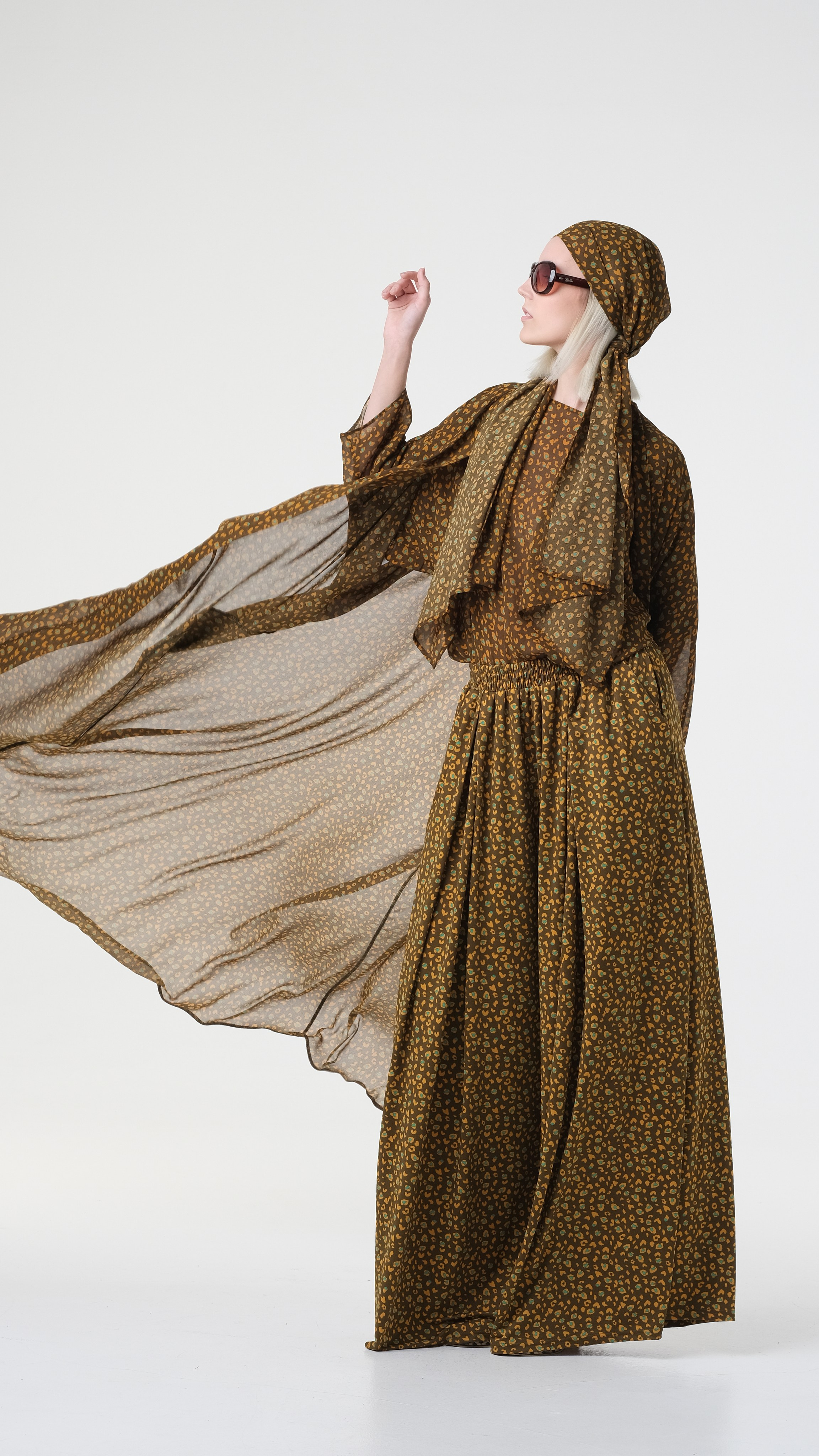 Съёмка на циклораме в Москве, развивающееся платье. Модель в очках и в бандане.