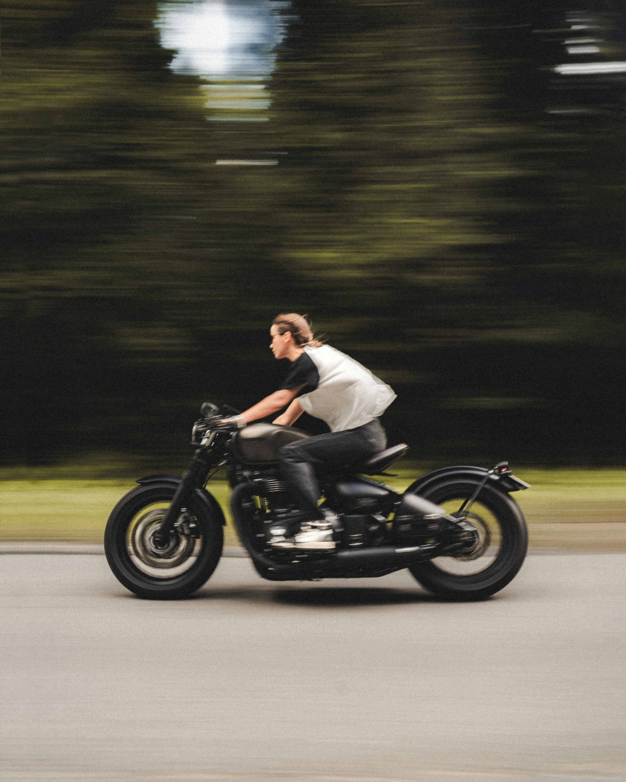 Портретная фотосессия с мотоциклом Triumph Bobber 1200. Фотограф Илья К. в Москве