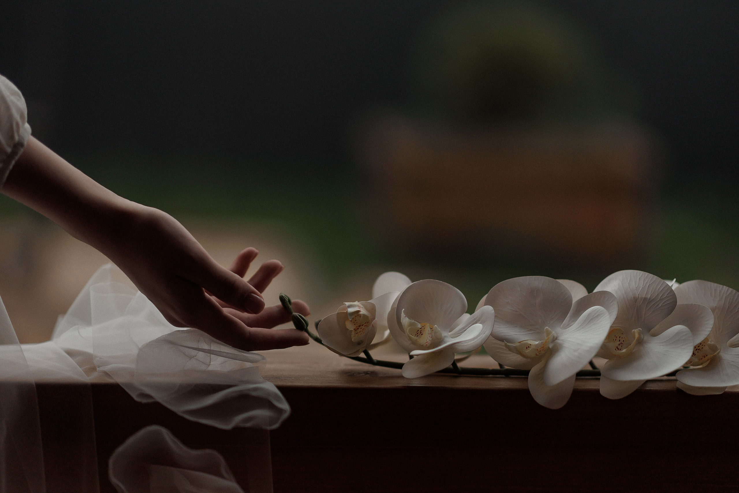 Красивая рука держит свадебный цветок. Свадьба в Воронеже