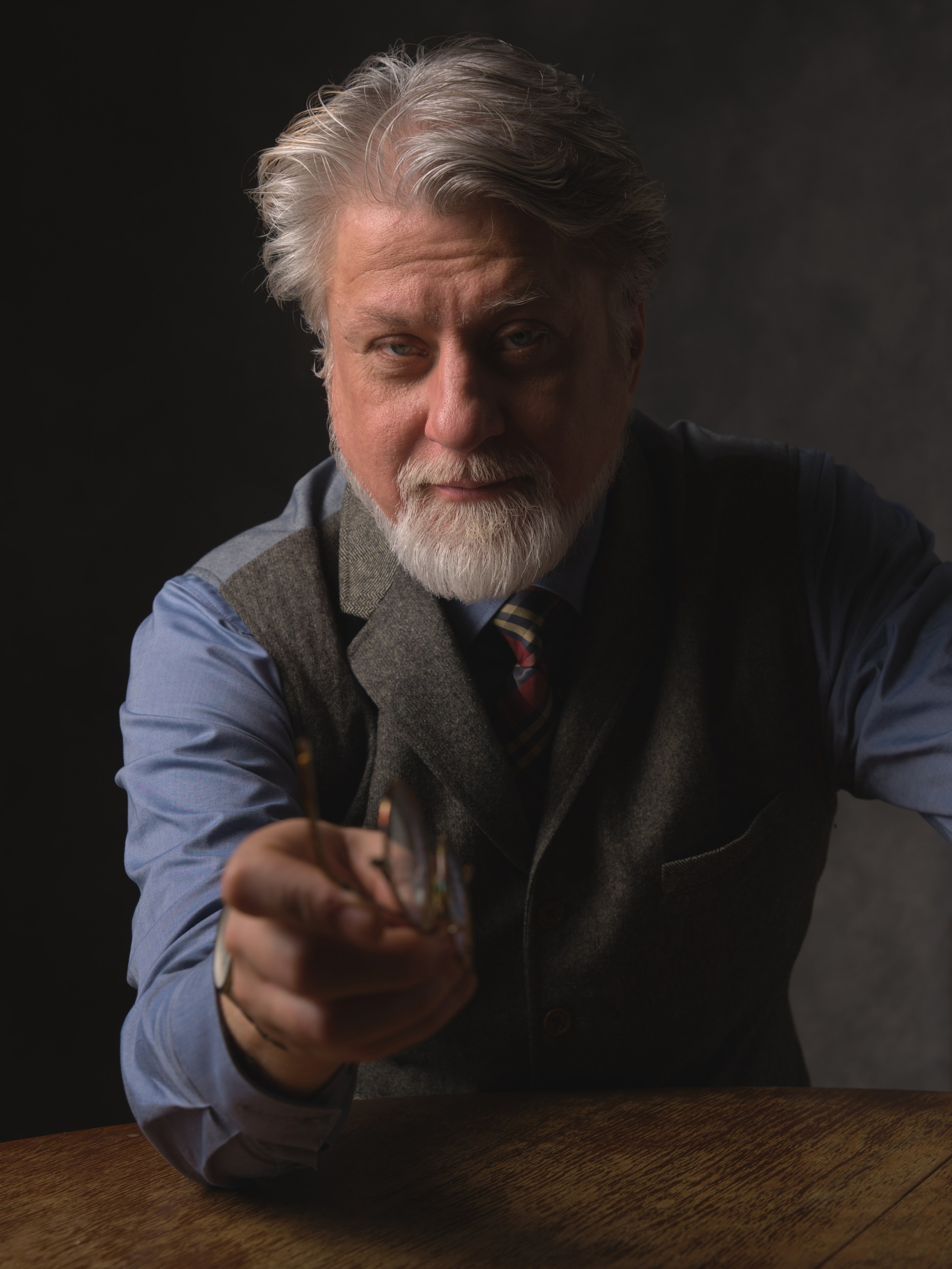 седовласый джентельмен рассказывает историю