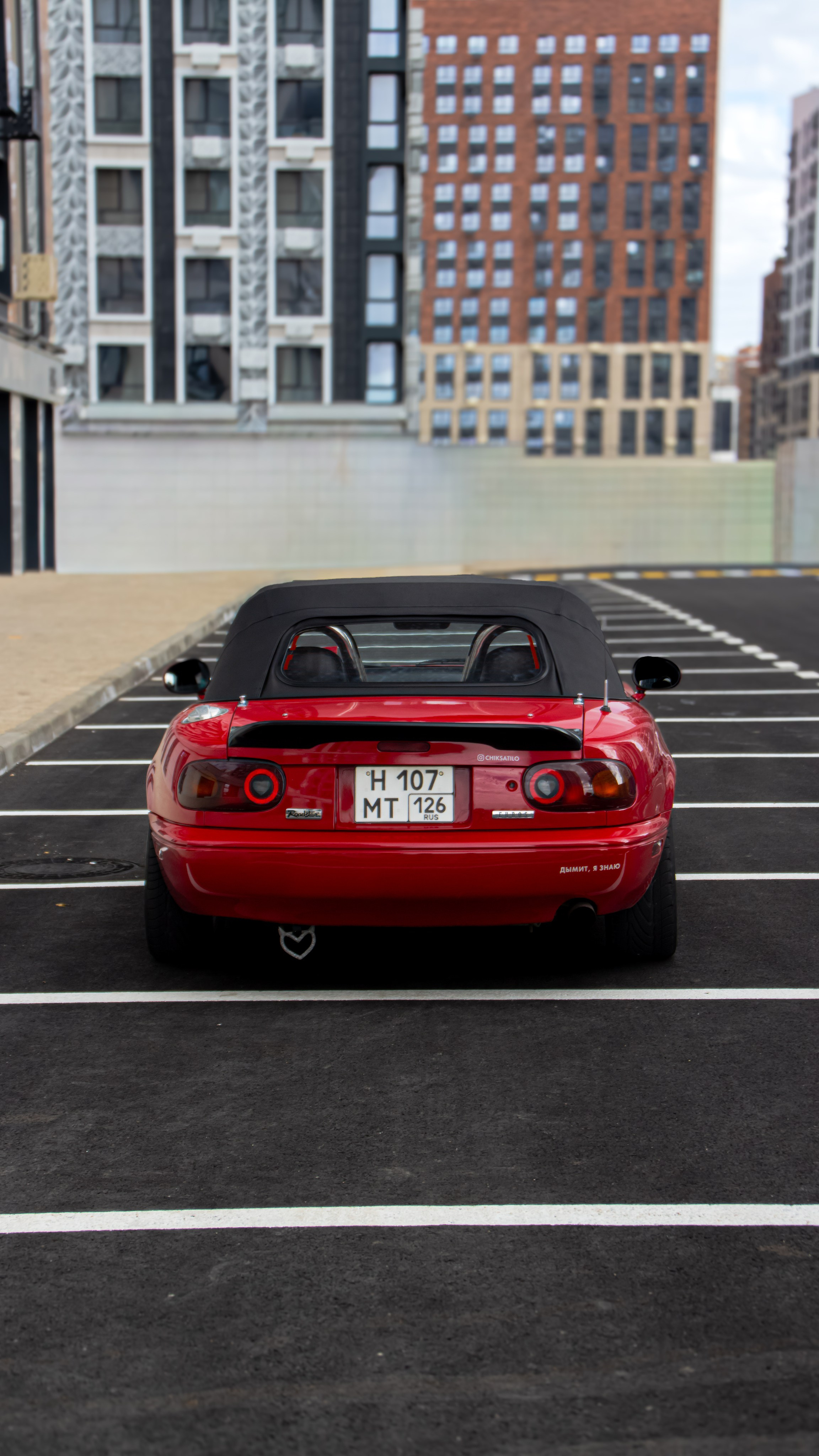 Фото Mazda MX-5 Miata (Eunos Roadster) NA: красный родстер
