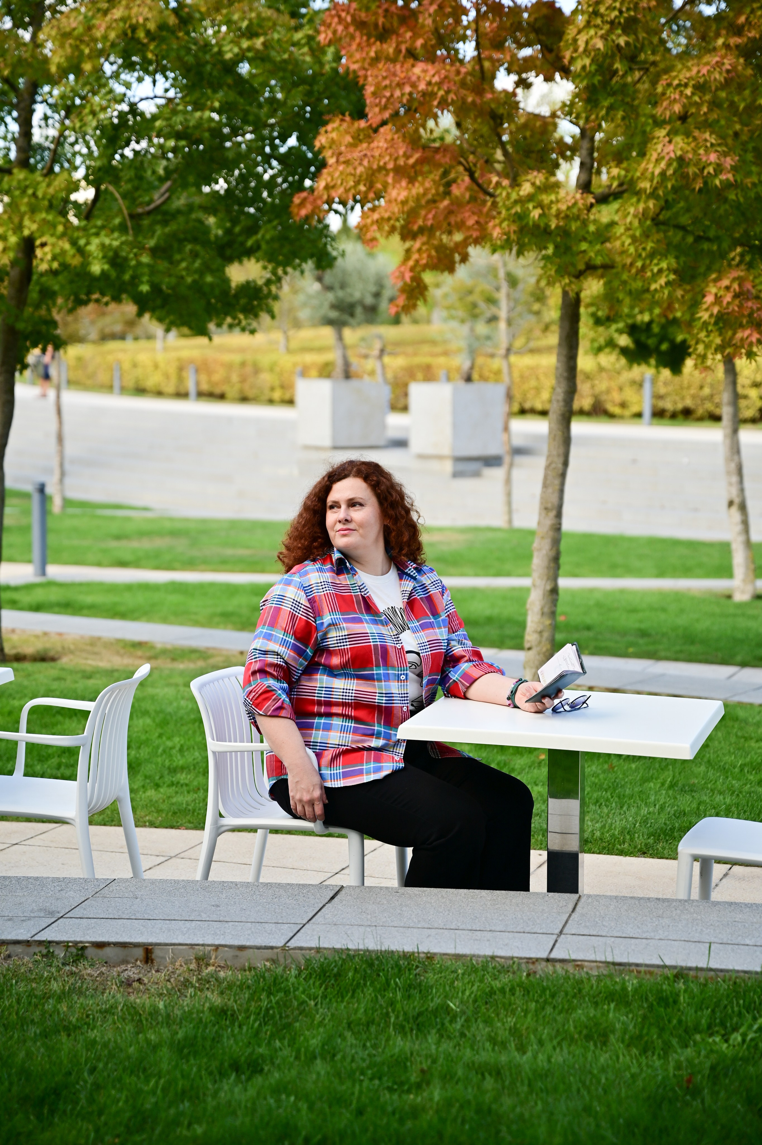 Фотография девушки за столиком  - летняя фотосессия в парке "Краснодар"