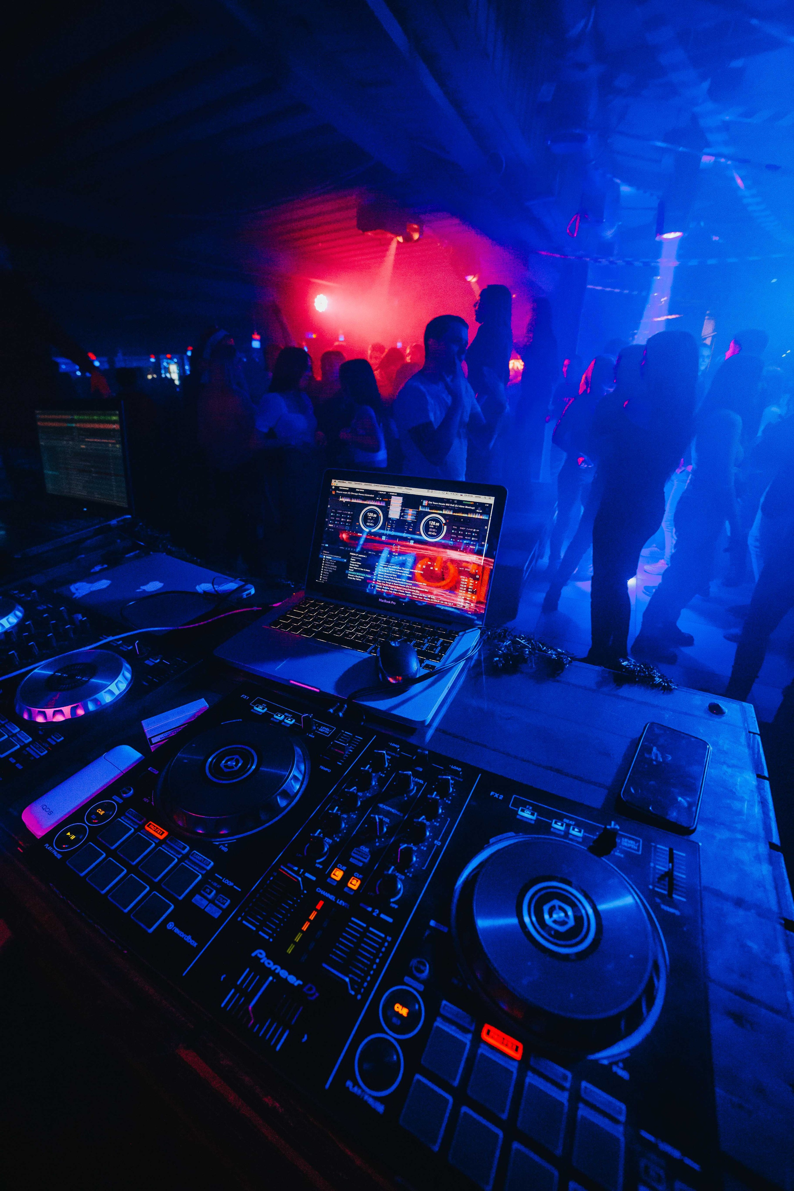 Ночной клуб НЕОН | Фотоотчеты NEON Барнаул. Репортажный (Event) фотограф в Барнауле | Даниил Маркин | Качество и вайб