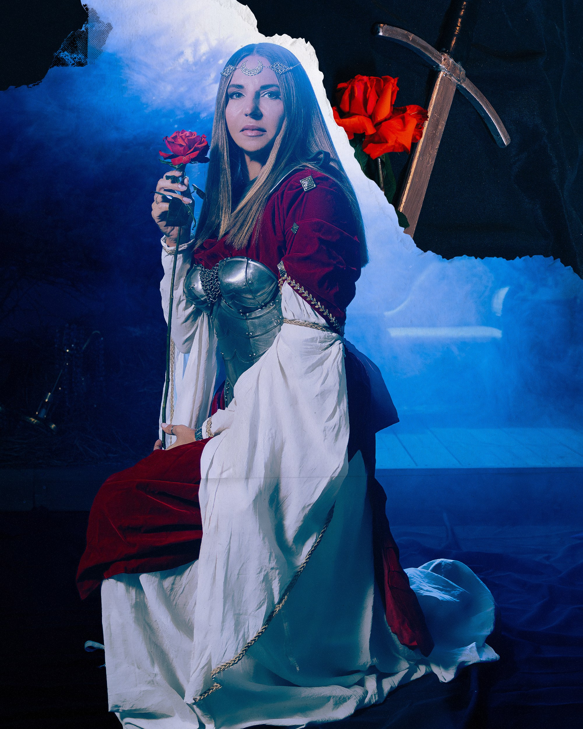 Женская фотосессия в Ростове-на-дону в образе воительницы с доспехами и мечом в поле.