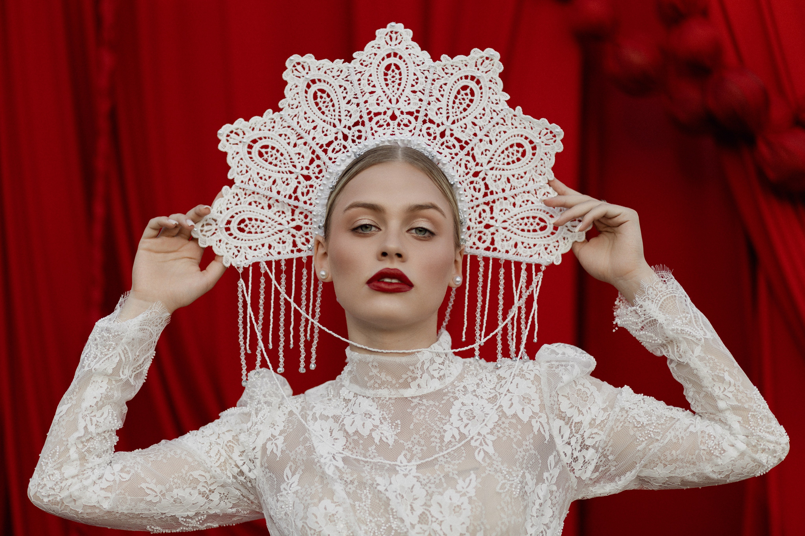 Свадебная фотосессия под ключ. Трогательные фото молодоженов, гостей, декора. Естественная съемка на природе, в зале, в городе. Услуги фотографа для уютных, стильных и эмоциональных свадеб.