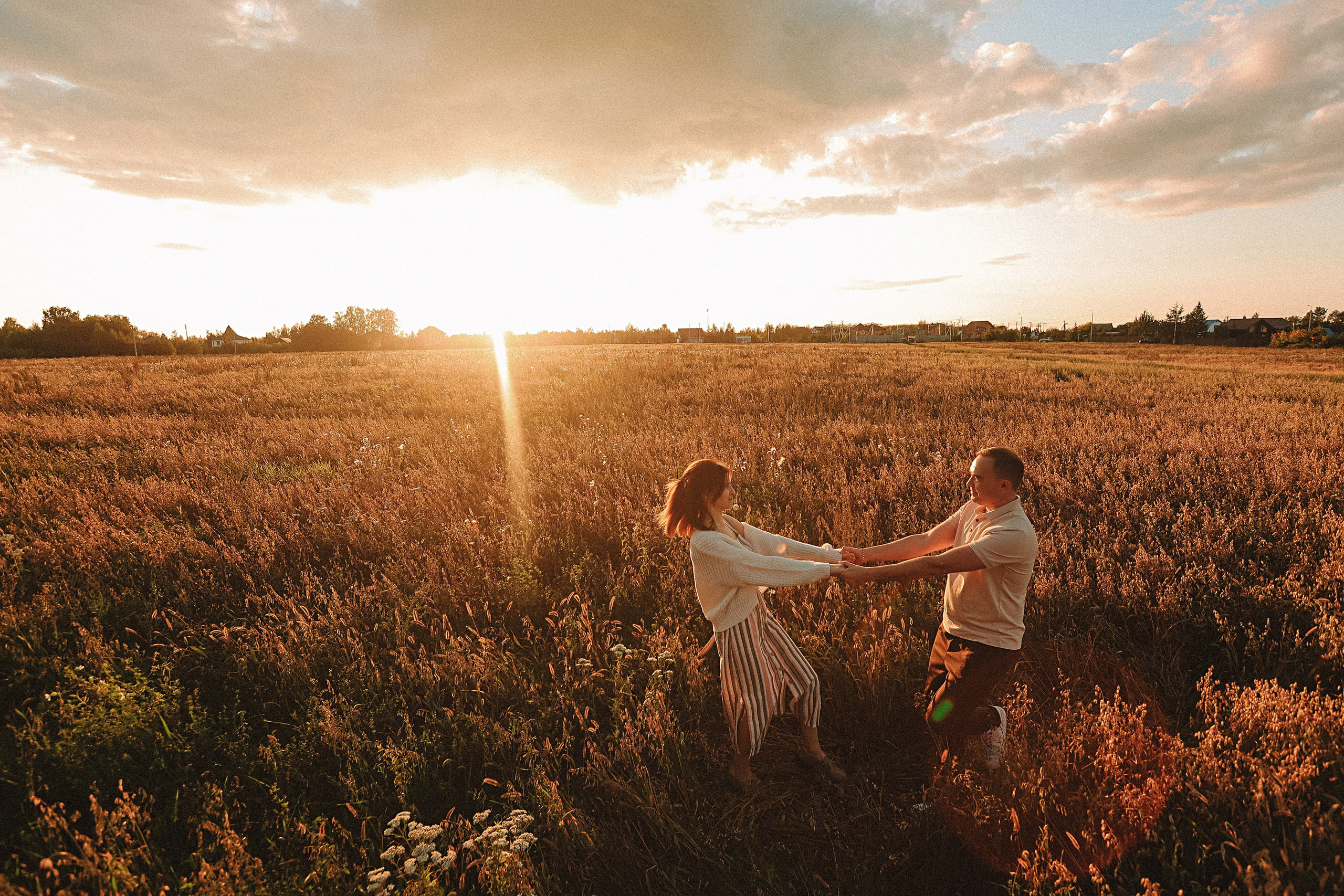 Поле love story на закате. Семейный фотограф Тюмень, фотограф на роды Салмина Мария