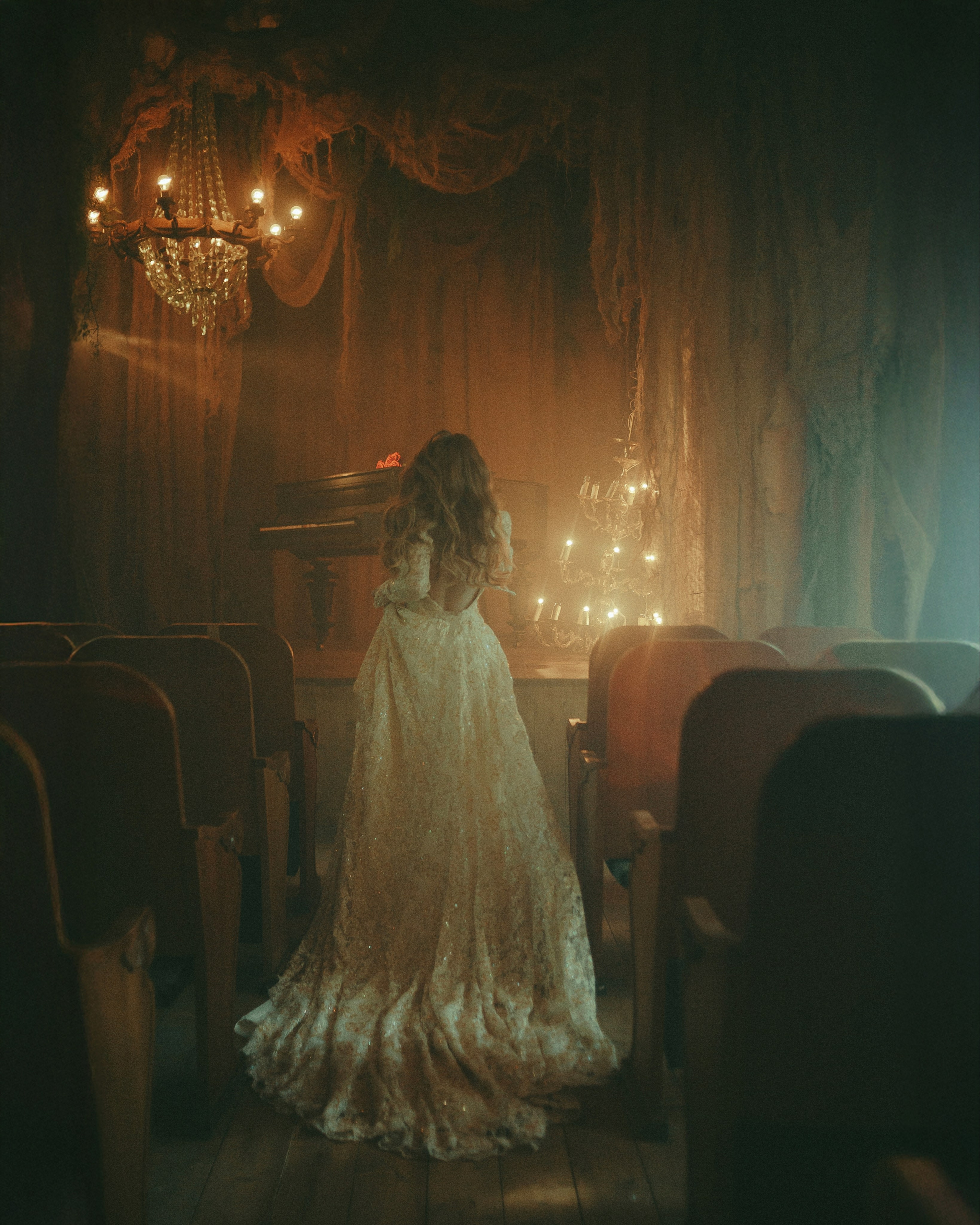 Москва. Заброшкнный театр. Алина. Фотограф Брянск